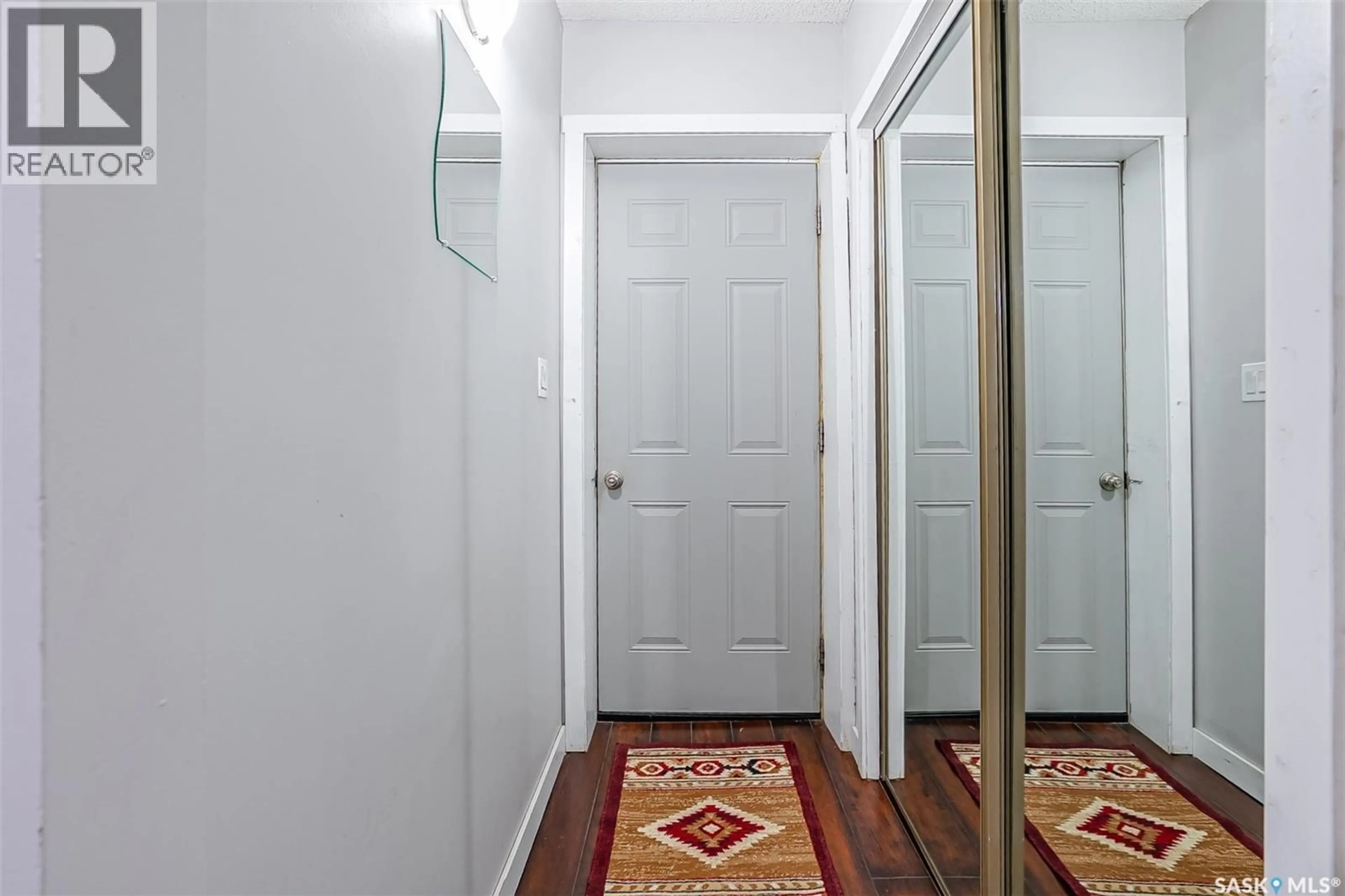 Indoor entryway for 1539 B AVENUE, Saskatoon Saskatchewan S7L1G9
