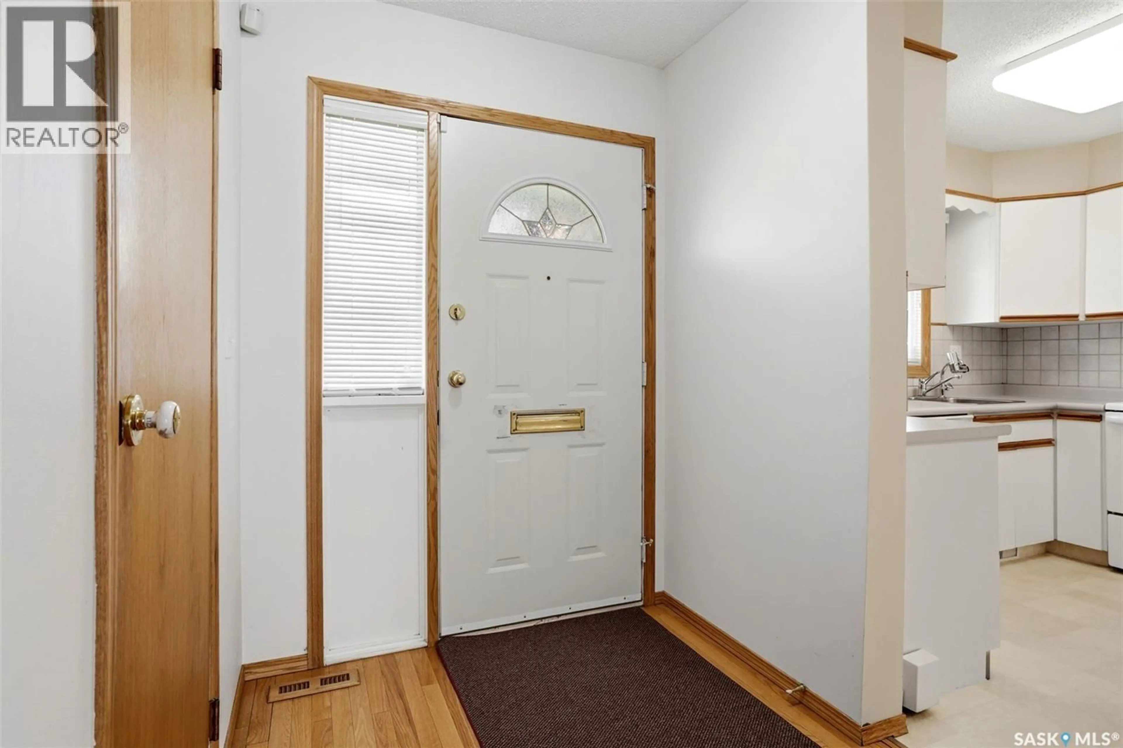 Indoor entryway for 246 PLAINSVIEW DRIVE, Regina Saskatchewan S4S6N1