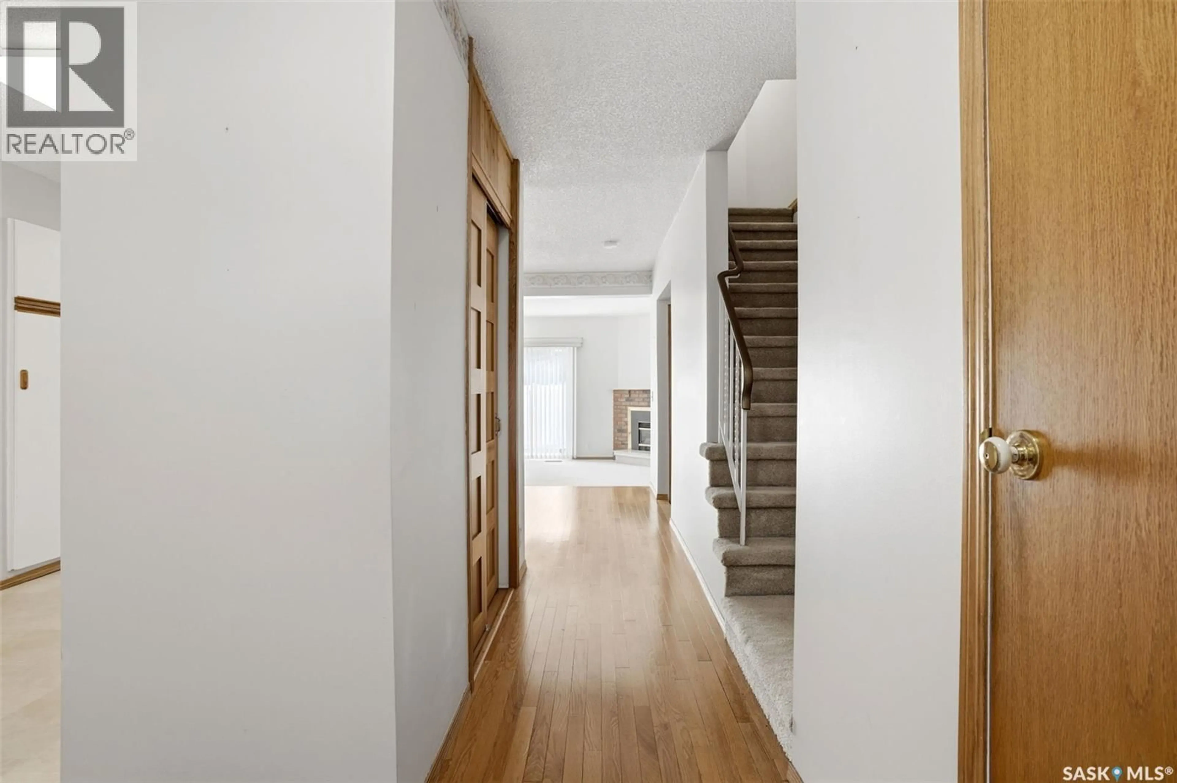 Indoor foyer for 246 PLAINSVIEW DRIVE, Regina Saskatchewan S4S6N1