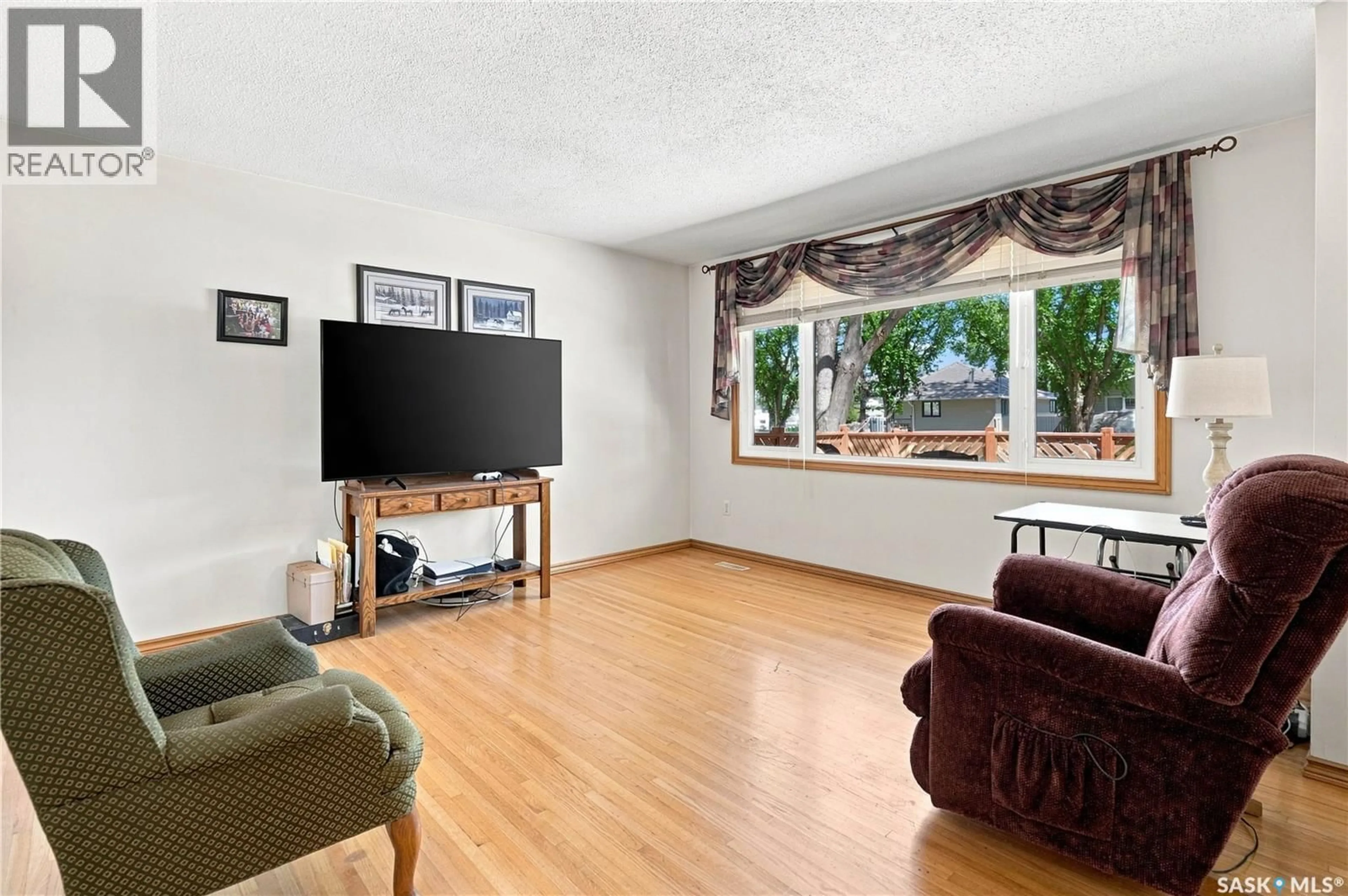 Living room with furniture, unknown for 35 ELMVIEW ROAD, Regina Saskatchewan S4R0B1