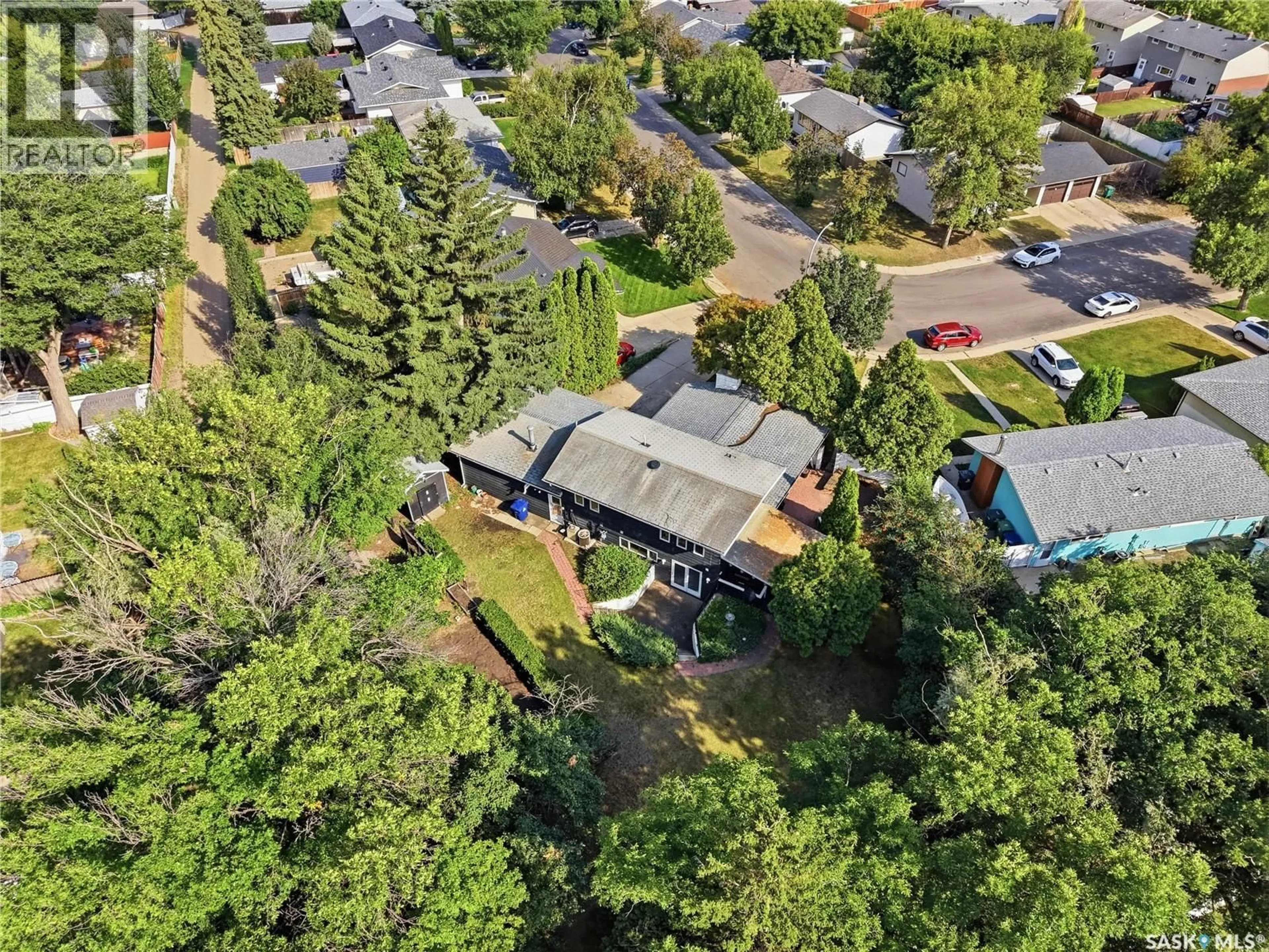 A pic from outside/outdoor area/front of a property/back of a property/a pic from drone, street for 92 WENTWORTH CRESCENT, Saskatoon Saskatchewan S7L4A9
