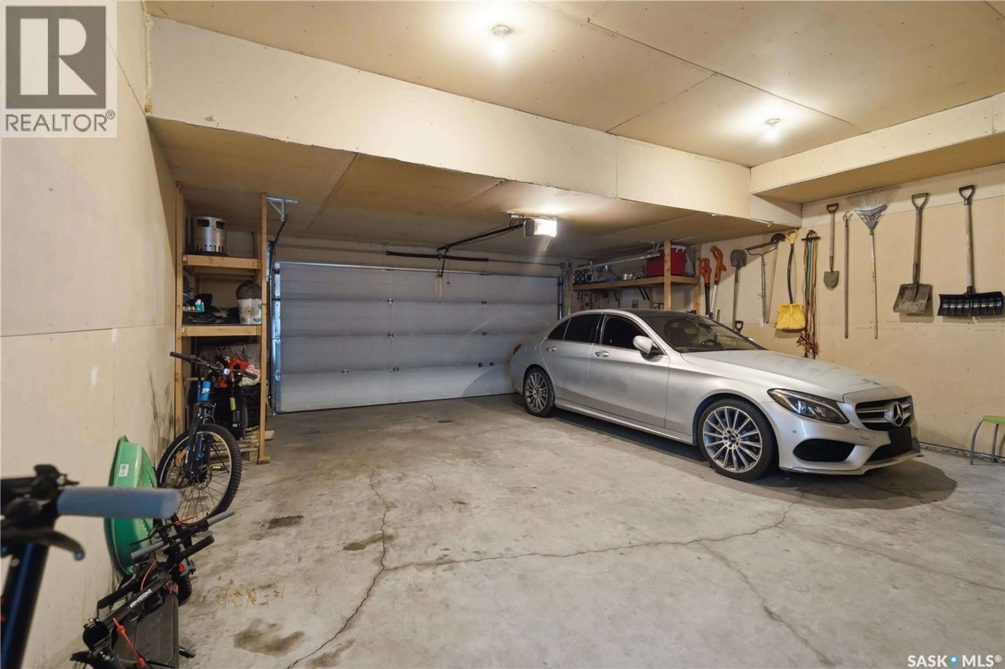 Indoor garage for 5122 CANUCK CRESCENT, Regina Saskatchewan S4W0H1