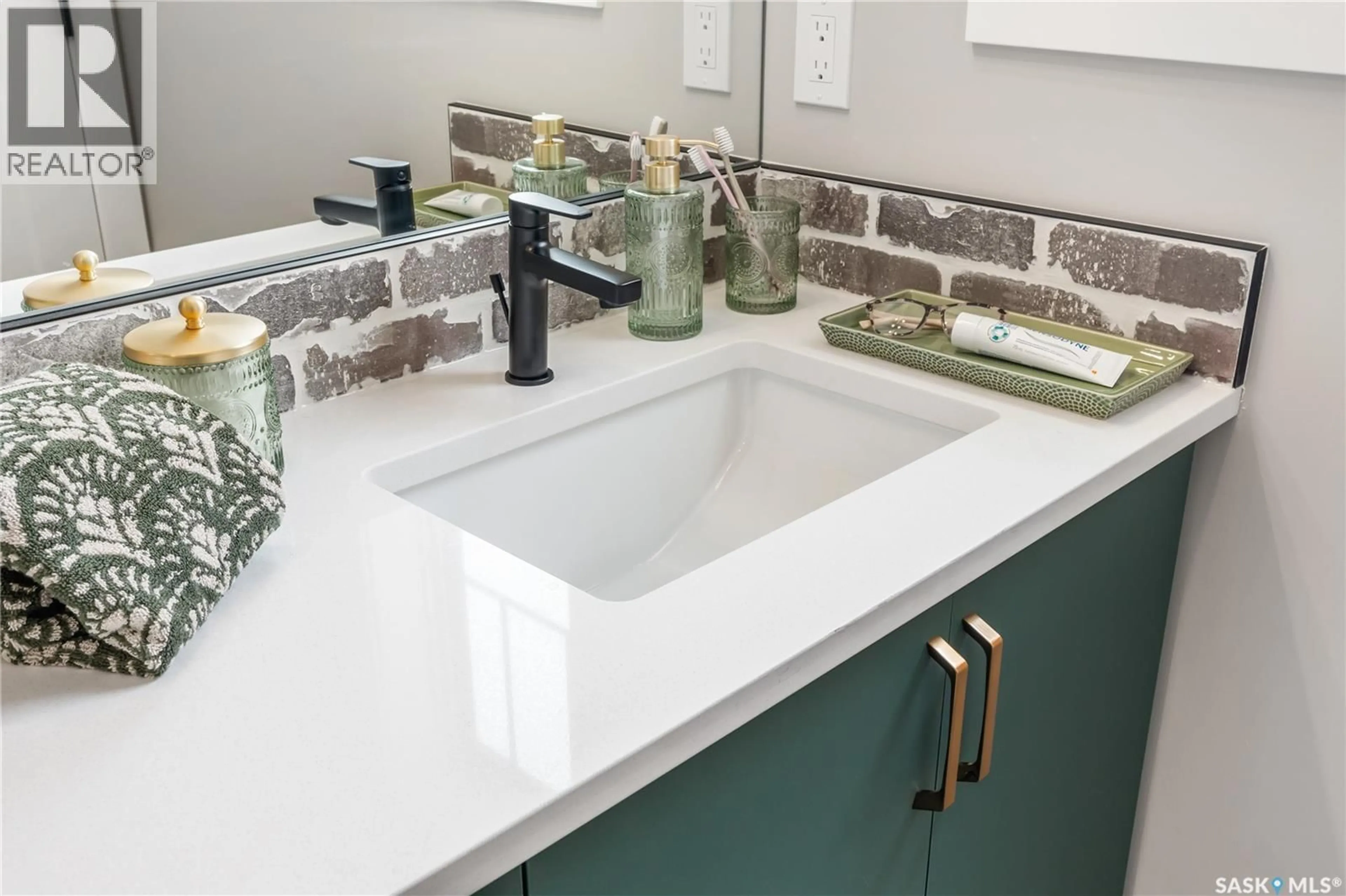 Contemporary bathroom, ceramic/tile floor for 2970 DUMONT WAY, Regina Saskatchewan S4V4E4