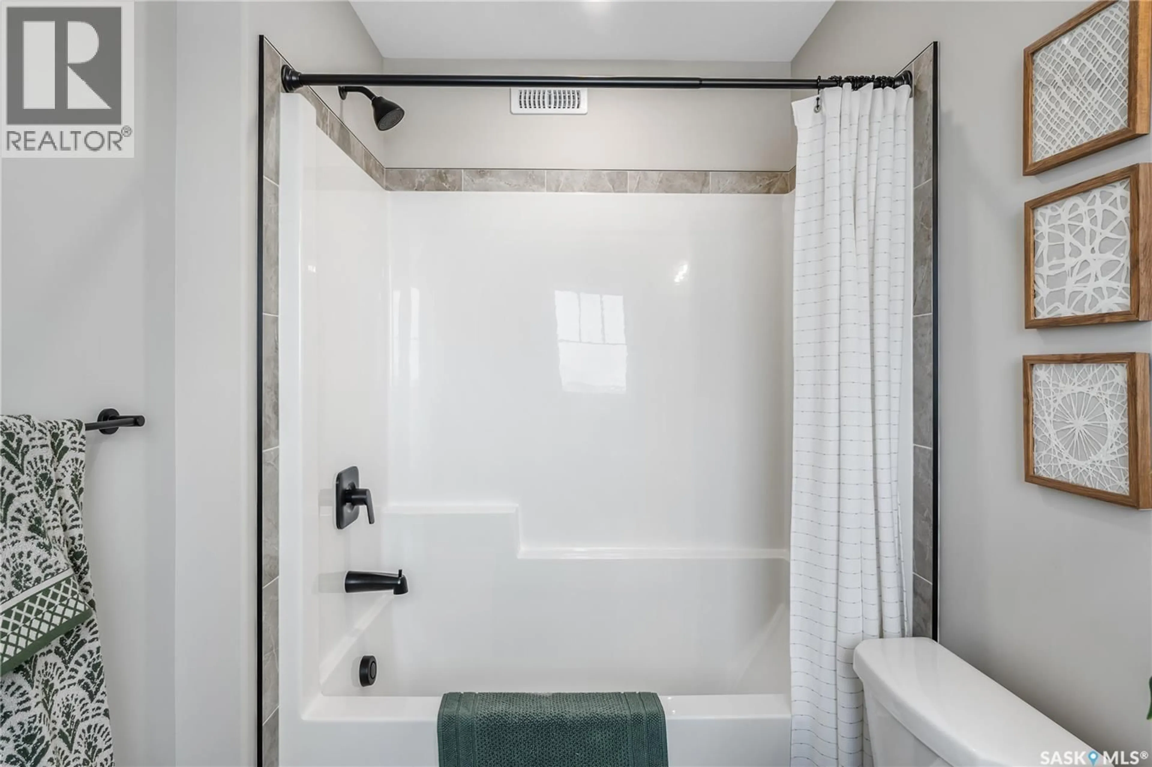 Standard bathroom, ceramic/tile floor for 2970 DUMONT WAY, Regina Saskatchewan S4V4E4