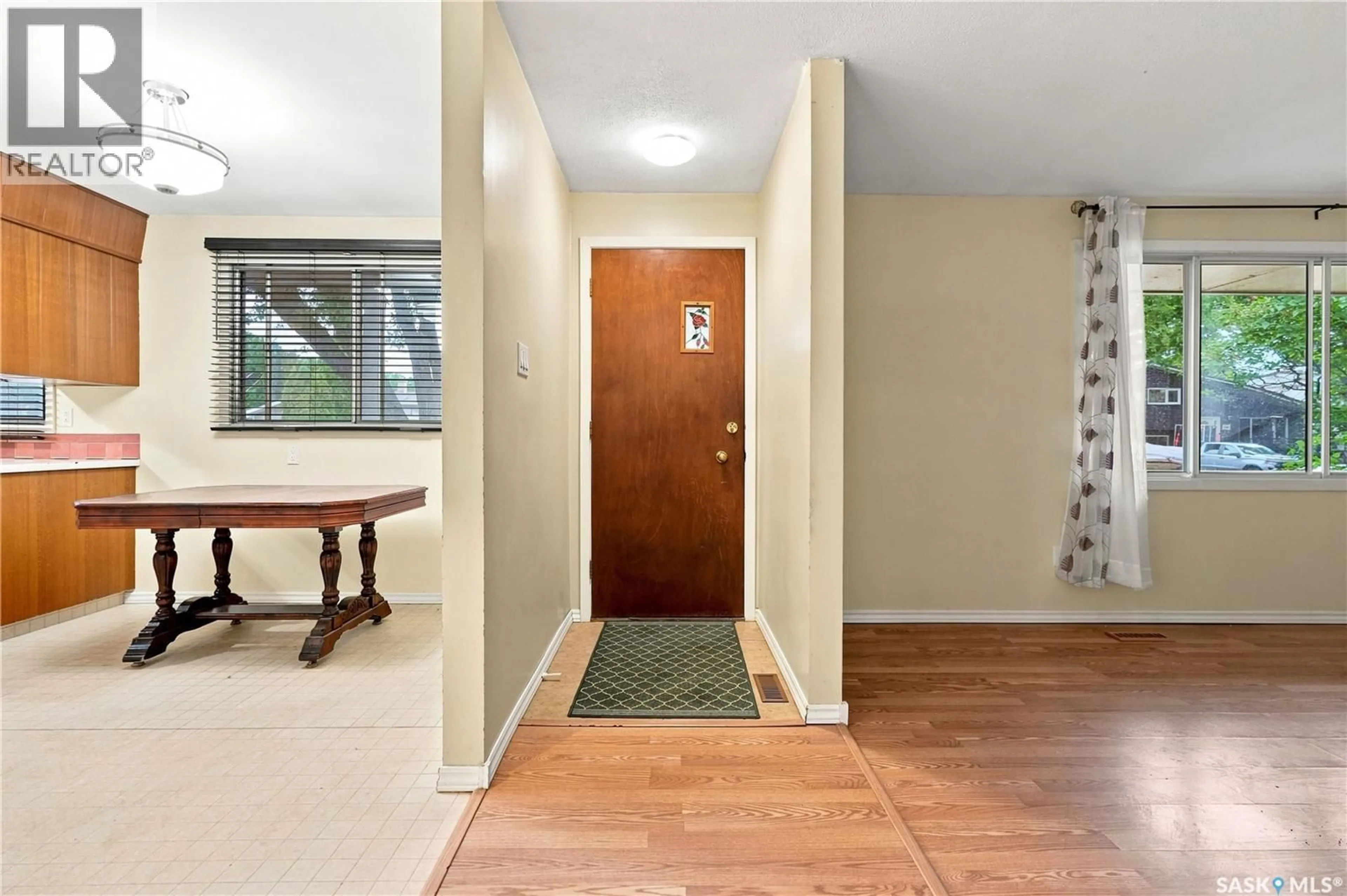 Indoor entryway for 129 CAMERON CRESCENT, Regina Saskatchewan S4S2X3