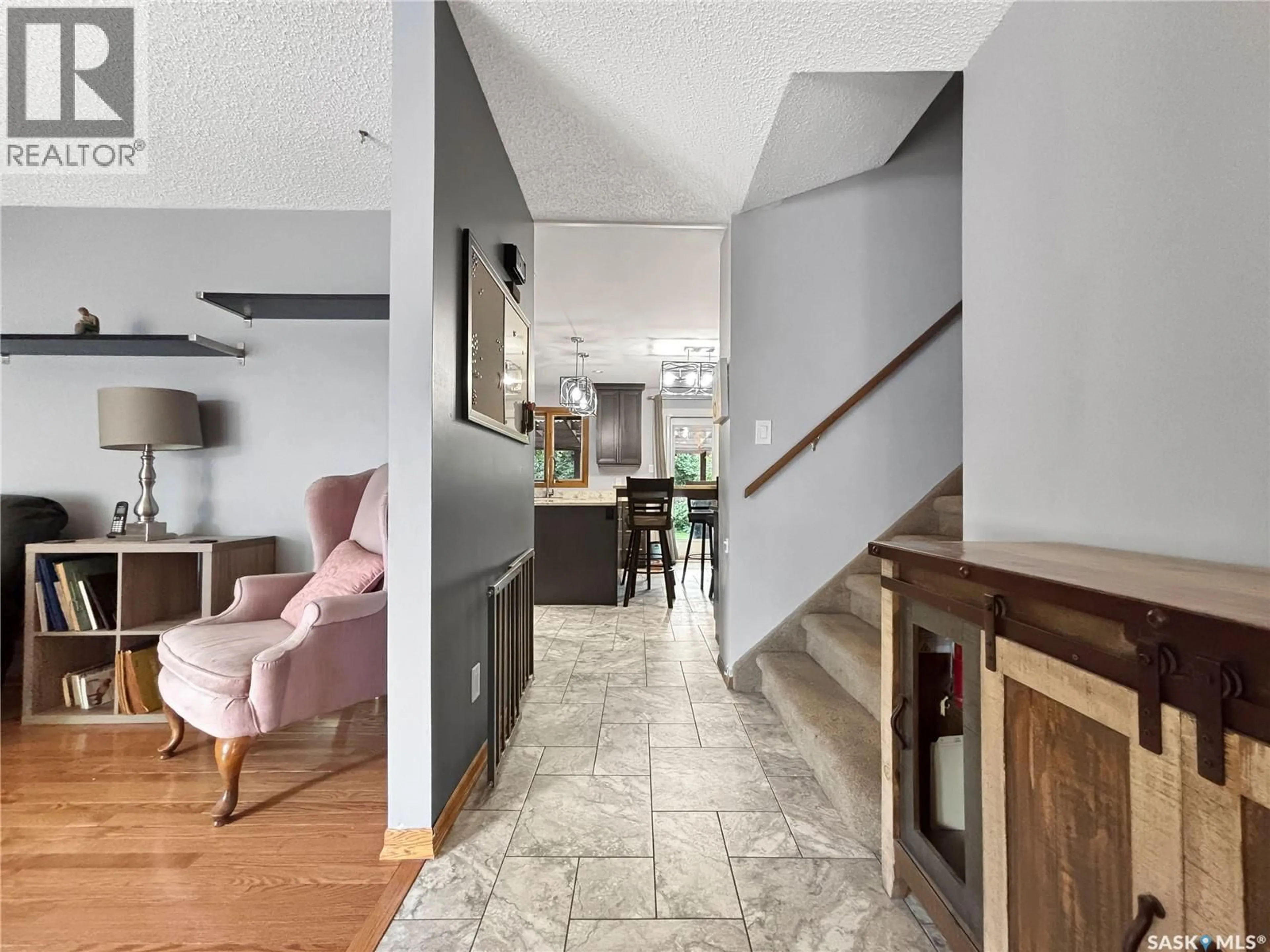 Indoor foyer for 407 CHITEK CRESCENT, Saskatoon Saskatchewan S7K5C1