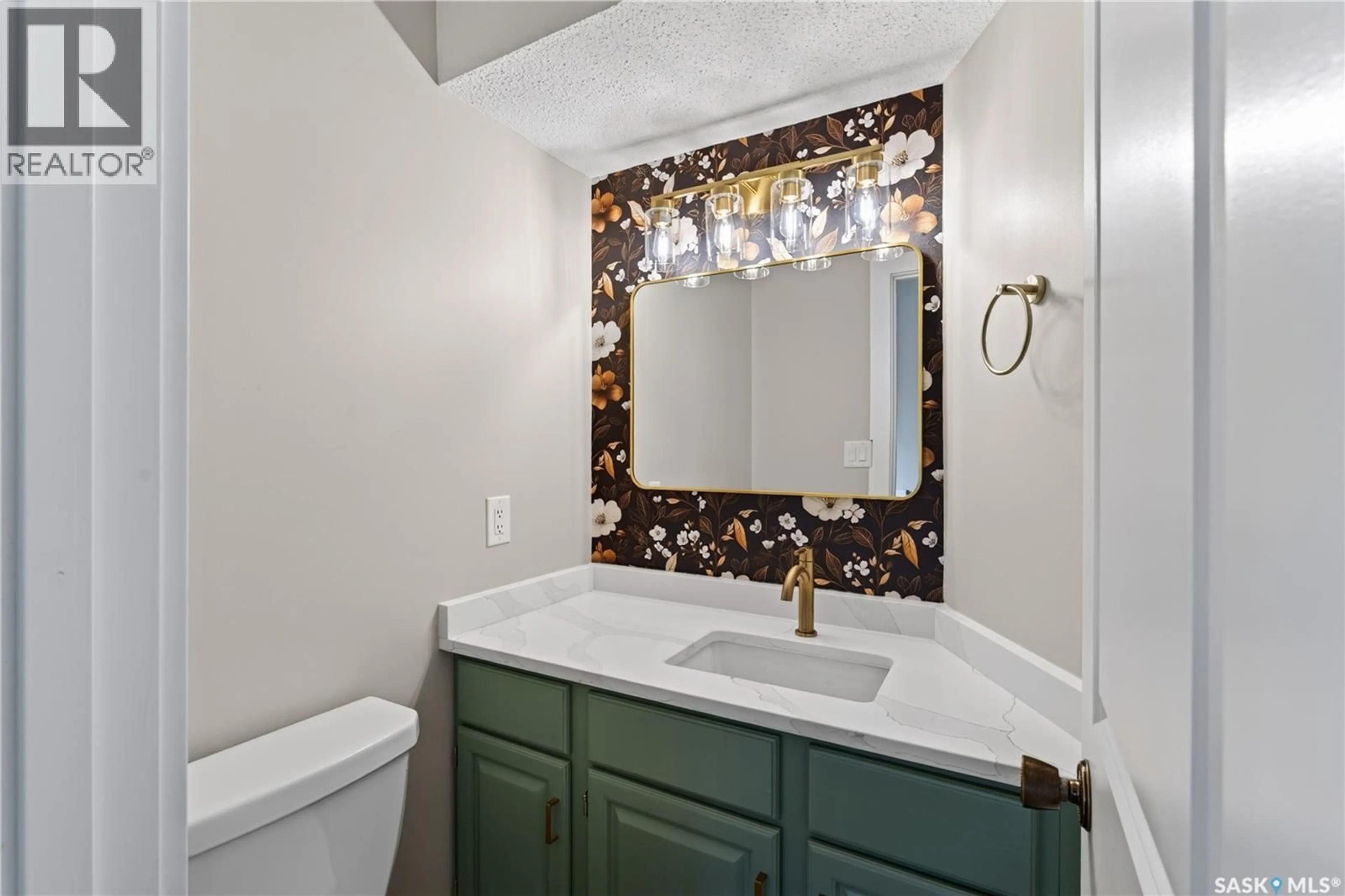 Standard bathroom, ceramic/tile floor for 309 7TH AVENUE, Humboldt Saskatchewan S0K2A0
