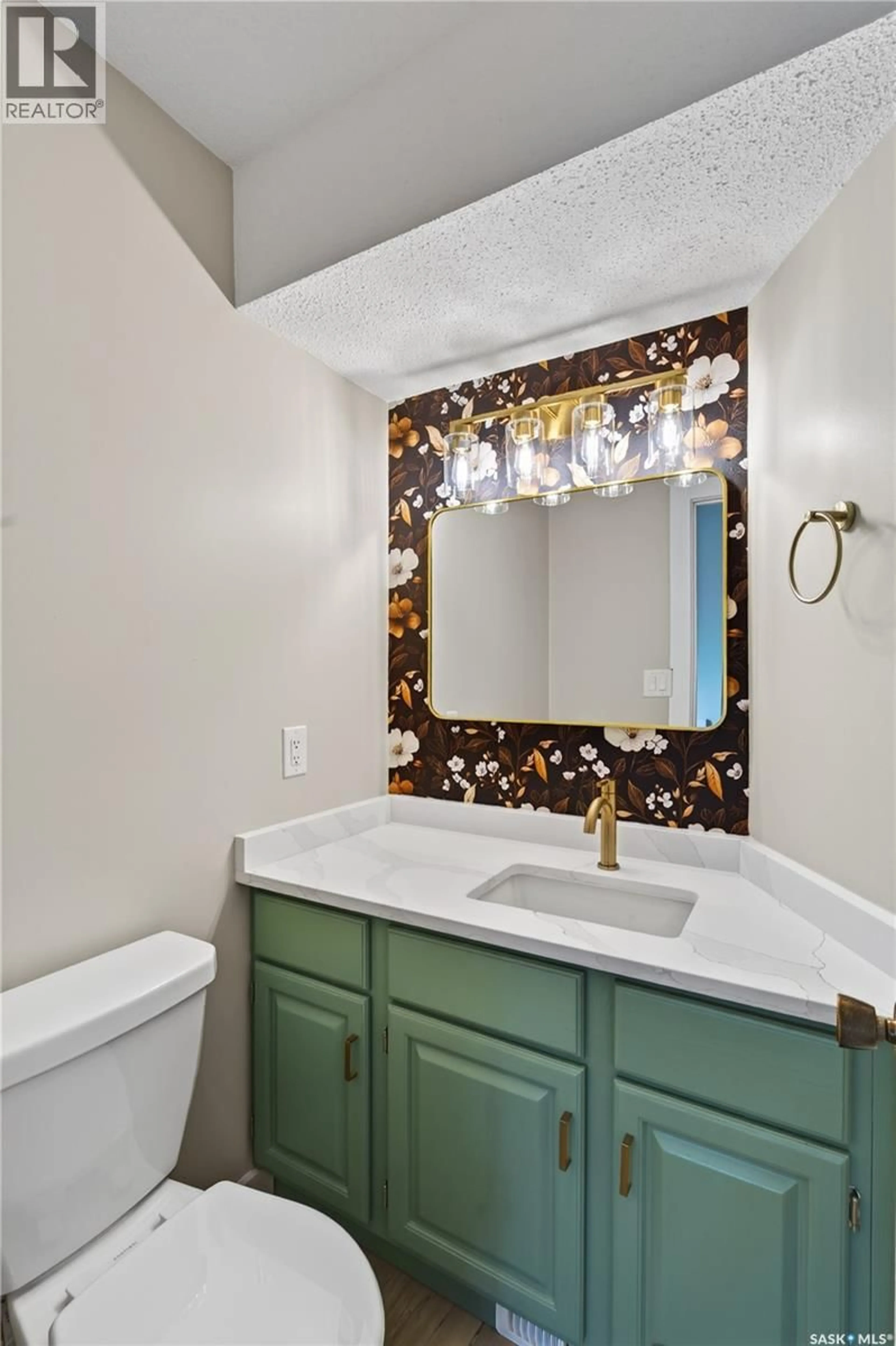 Contemporary bathroom, ceramic/tile floor for 309 7TH AVENUE, Humboldt Saskatchewan S0K2A0