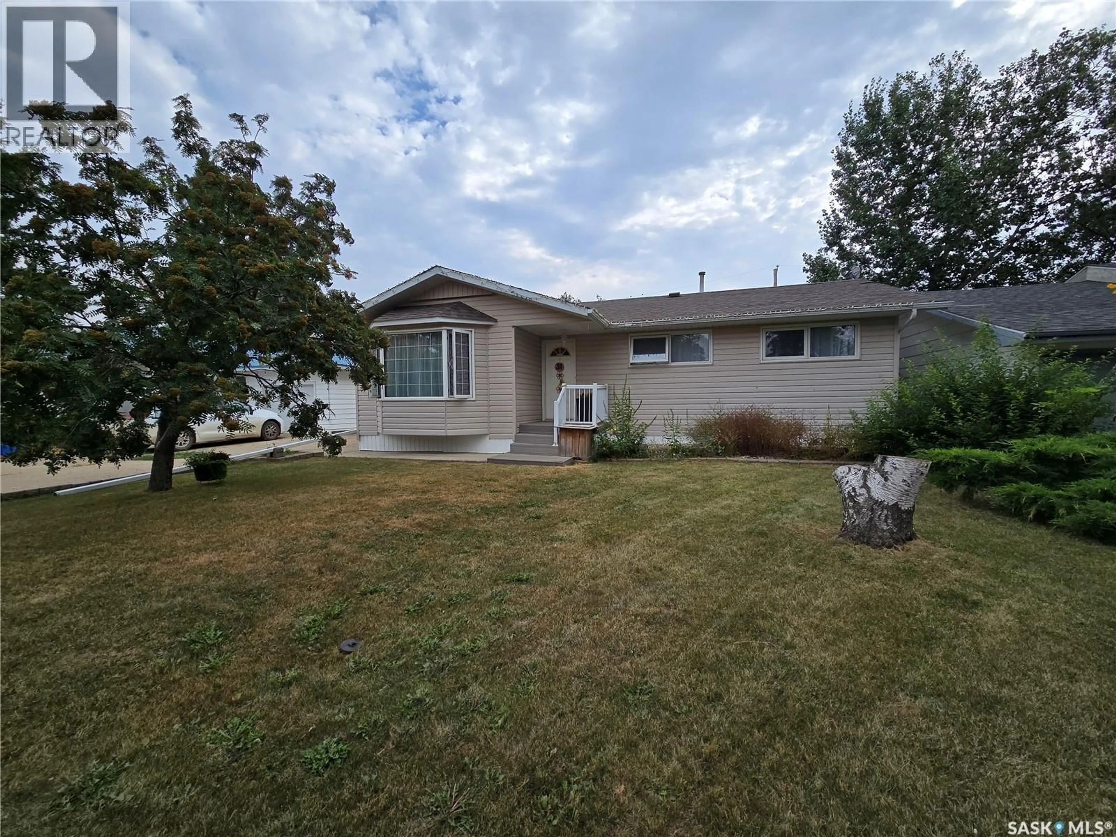 Home with vinyl exterior material, unknown for 311 EISENHOWER STREET, Midale Saskatchewan S4H1S0