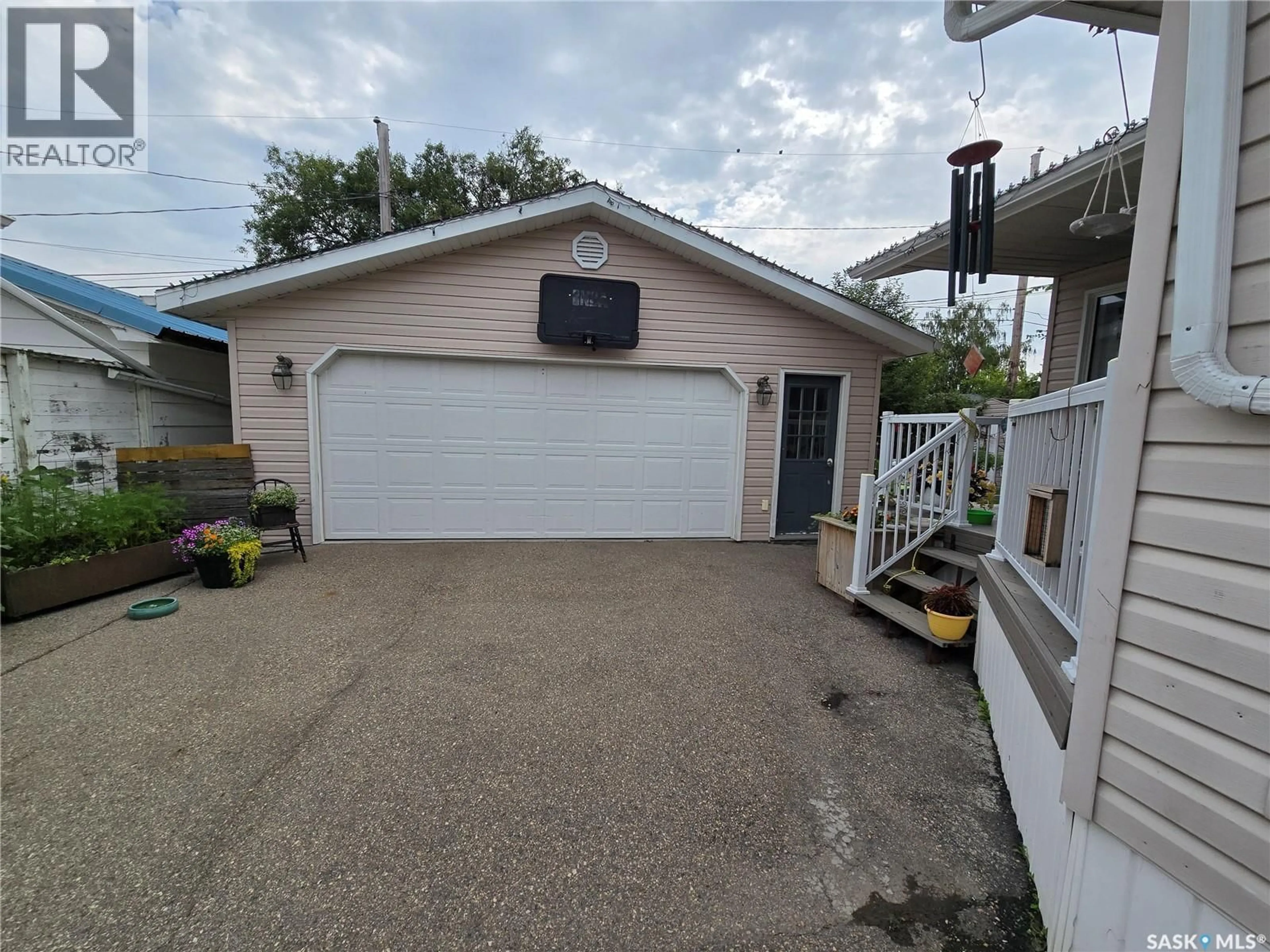 Indoor garage for 311 EISENHOWER STREET, Midale Saskatchewan S4H1S0