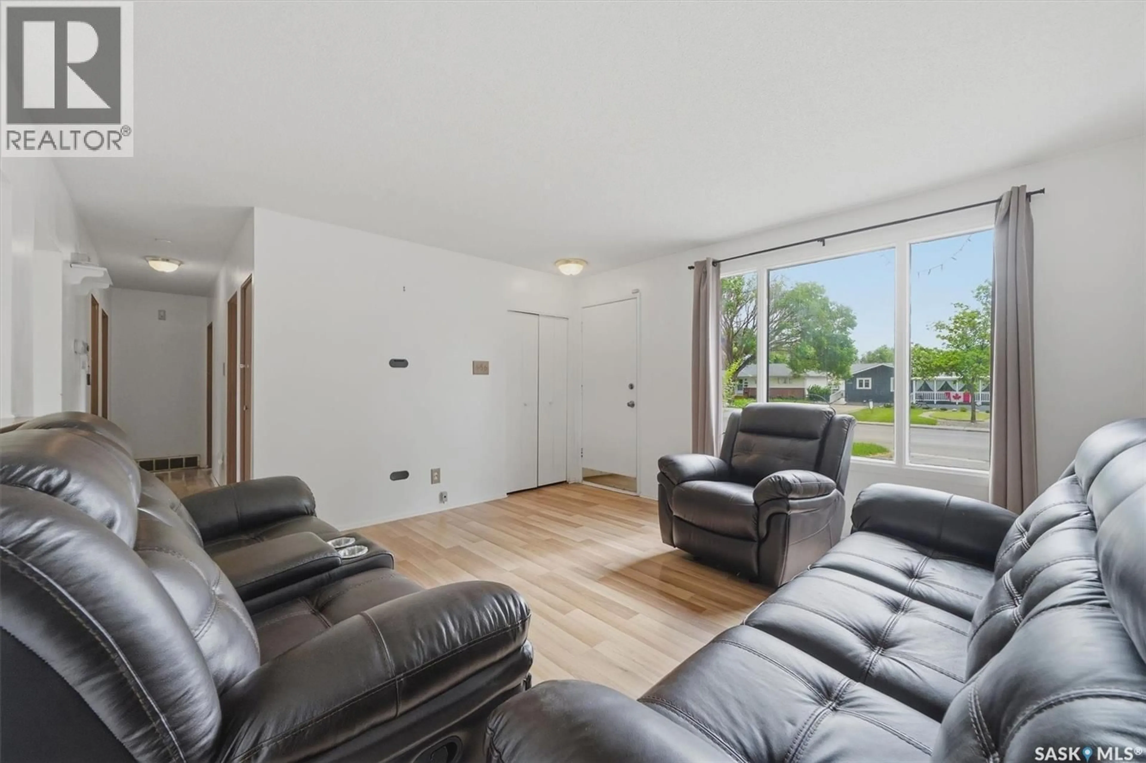 Living room with furniture, unknown for 1305 W AVENUE N, Saskatoon Saskatchewan S7L3J2