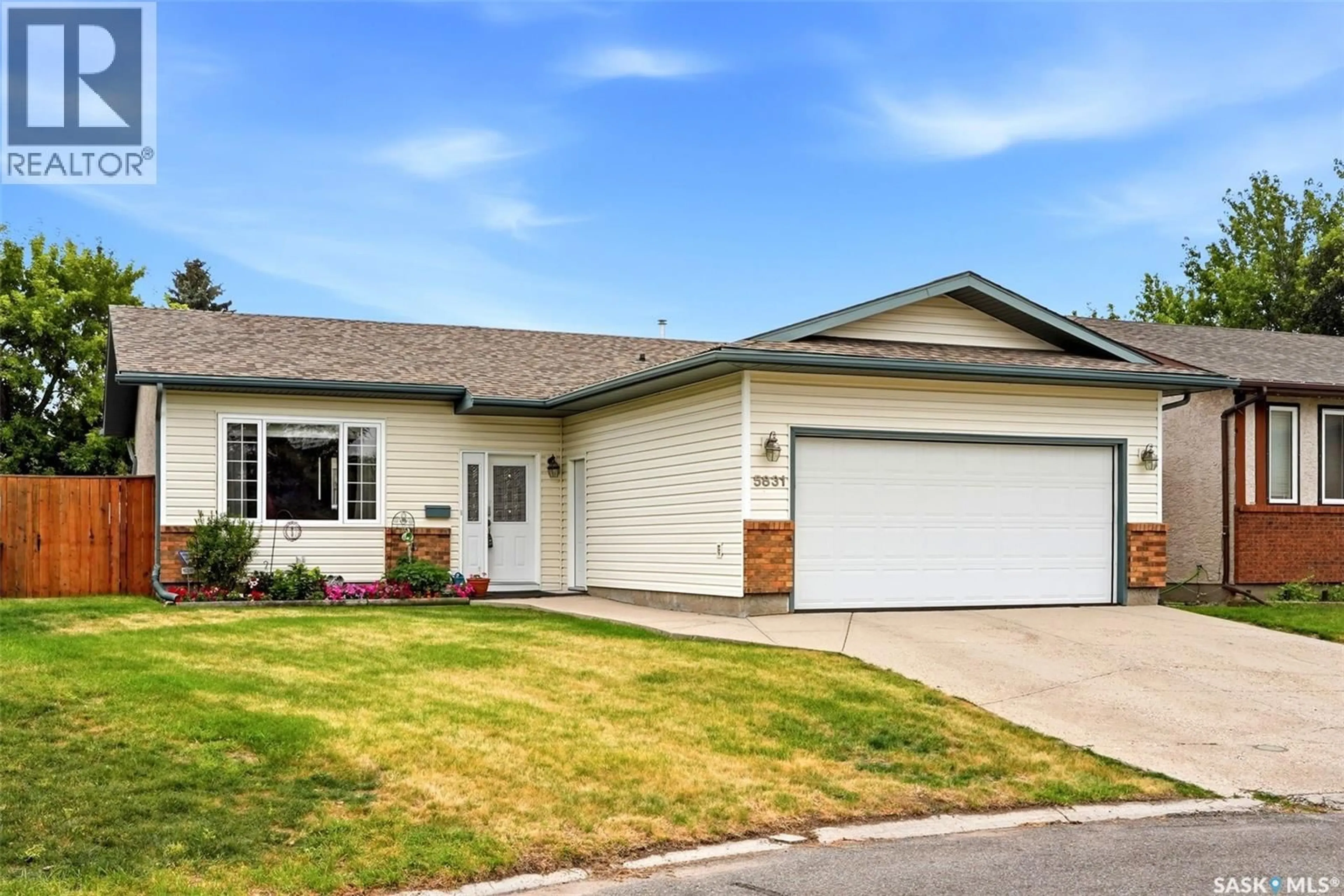 Home with vinyl exterior material, street for 5831 KEFFNER BAY, Regina Saskatchewan S4X4B8