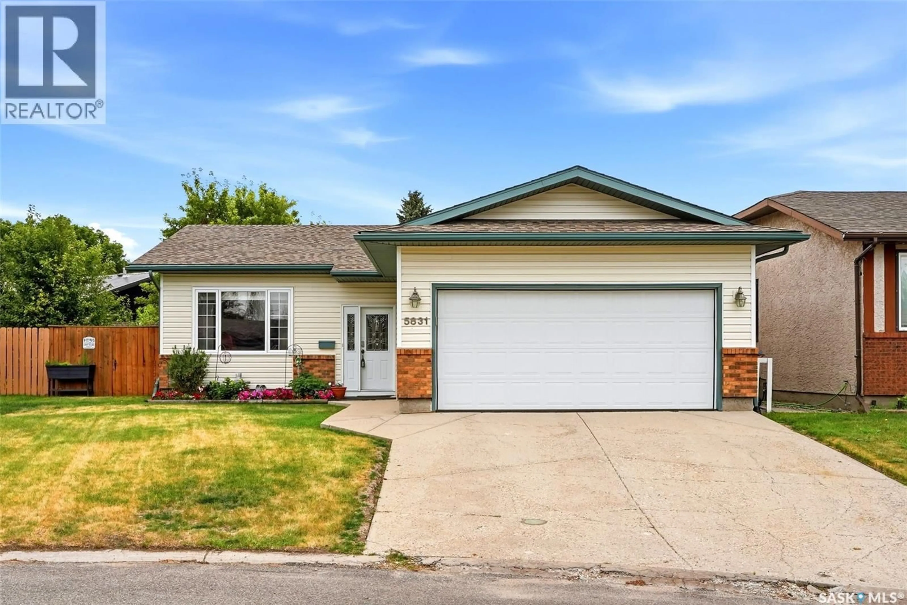 Home with vinyl exterior material, street for 5831 KEFFNER BAY, Regina Saskatchewan S4X4B8