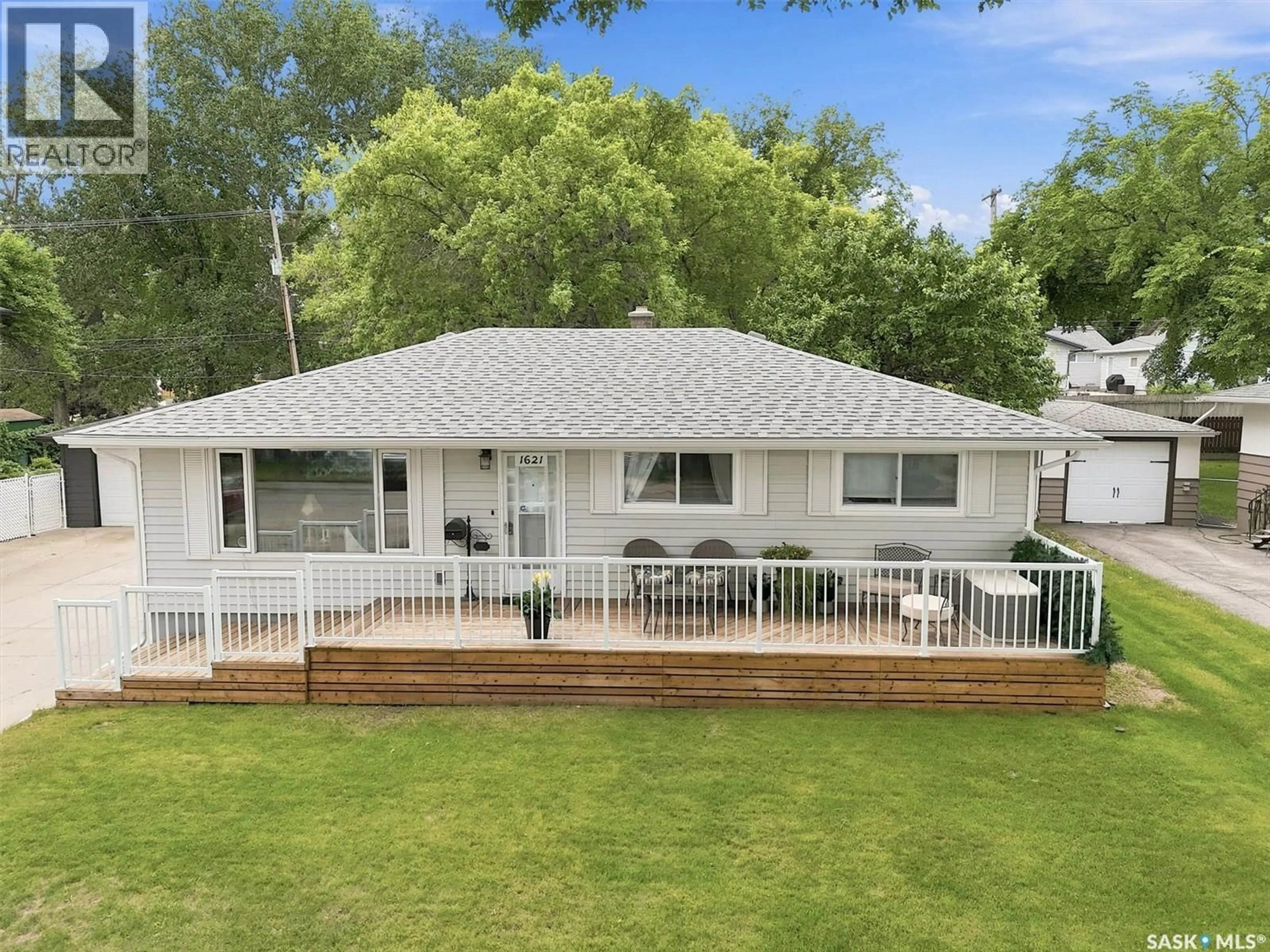 A pic from outside/outdoor area/front of a property/back of a property/a pic from drone, unknown for 1621 EDWARD AVENUE, Saskatoon Saskatchewan S7K3B5