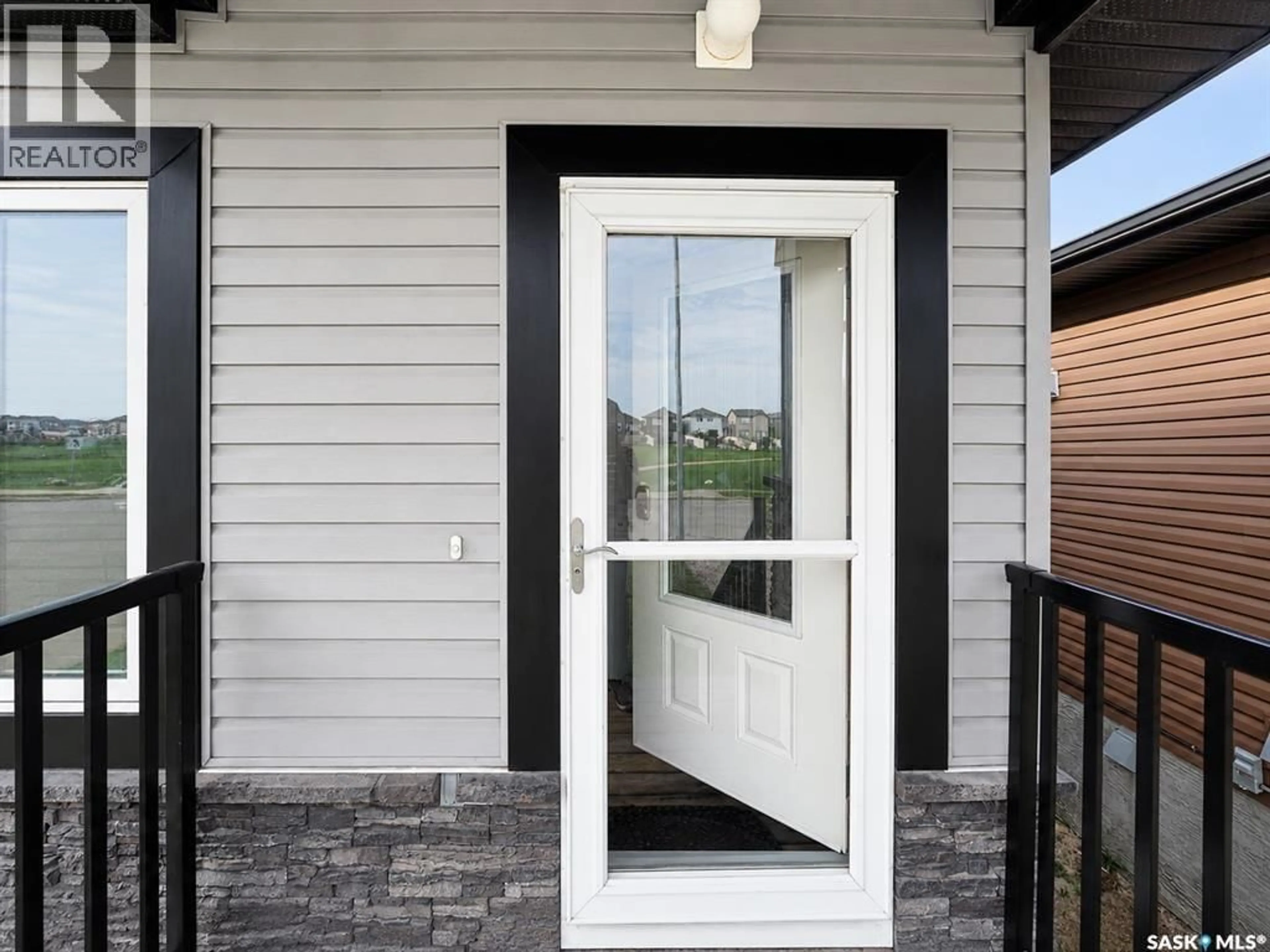 Indoor entryway for 4801 JAMES HILL ROAD, Regina Saskatchewan S4W0C6