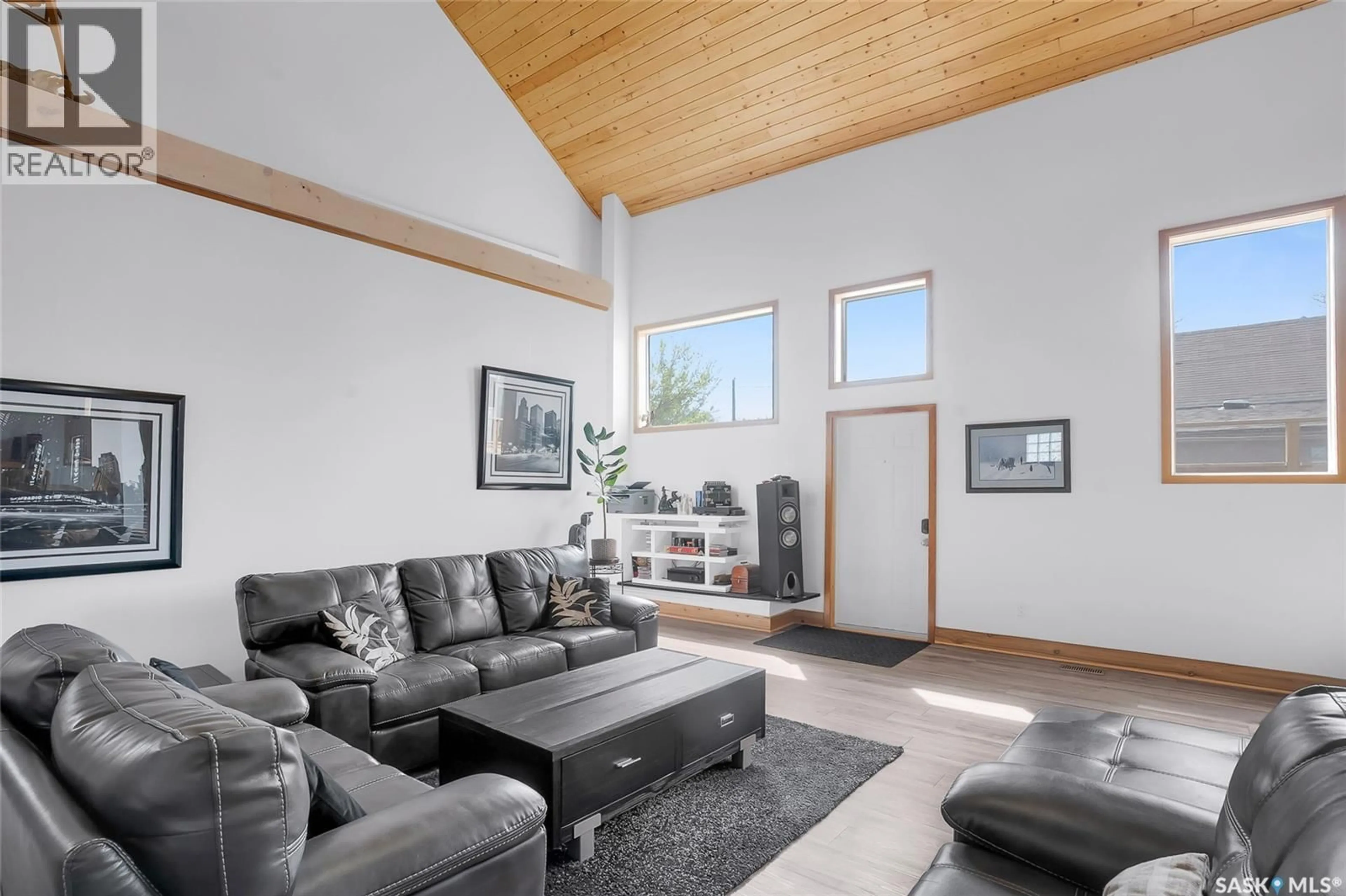 Living room with furniture, unknown for 310 F AVENUE, Saskatoon Saskatchewan S7M1T2