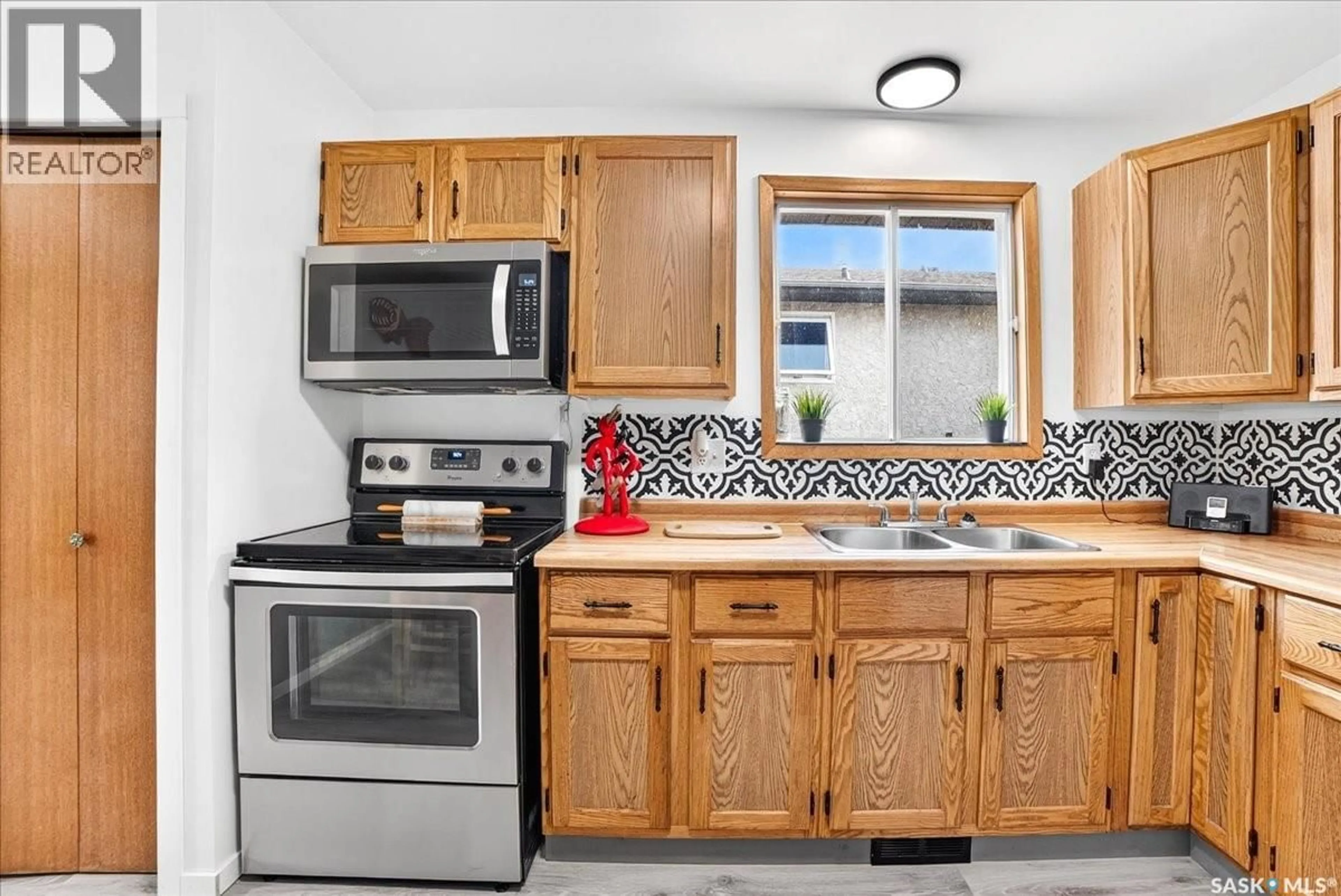 Standard kitchen, ceramic/tile floor for 1324 COURTNEY STREET, Regina Saskatchewan S4T7S1