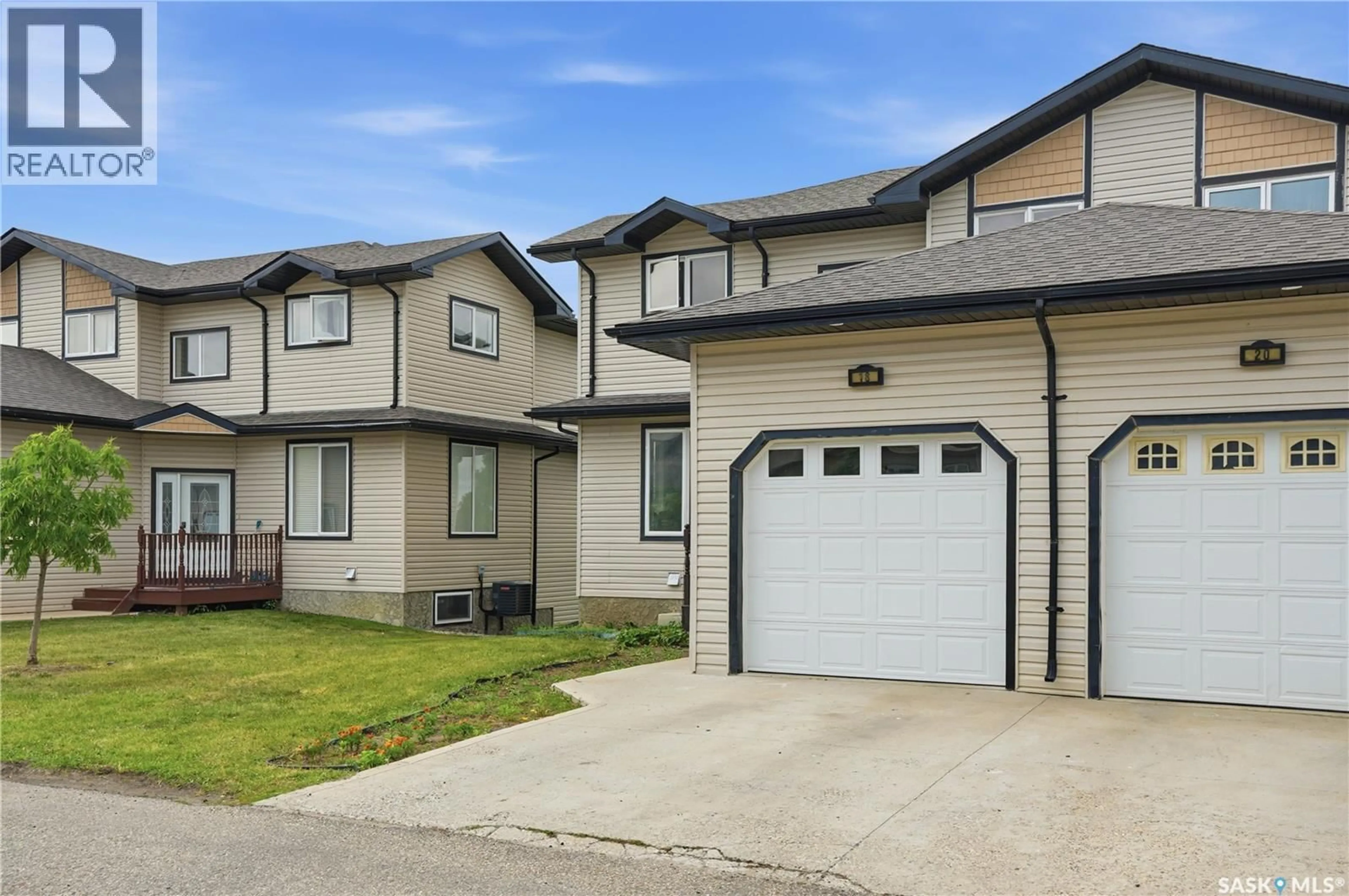 Home with vinyl exterior material, street for 18 118 HAMPTON CIRCLE, Saskatoon Saskatchewan S7R0C9