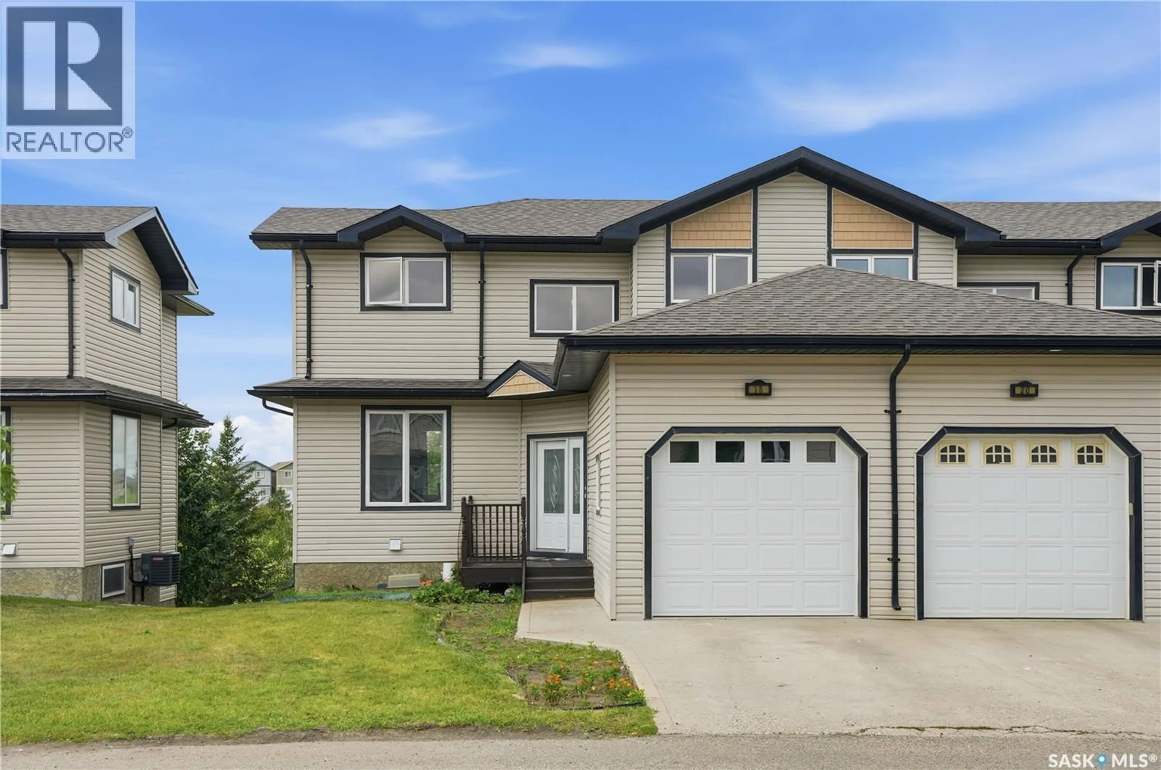 Home with vinyl exterior material, street for 18 118 HAMPTON CIRCLE, Saskatoon Saskatchewan S7R0C9