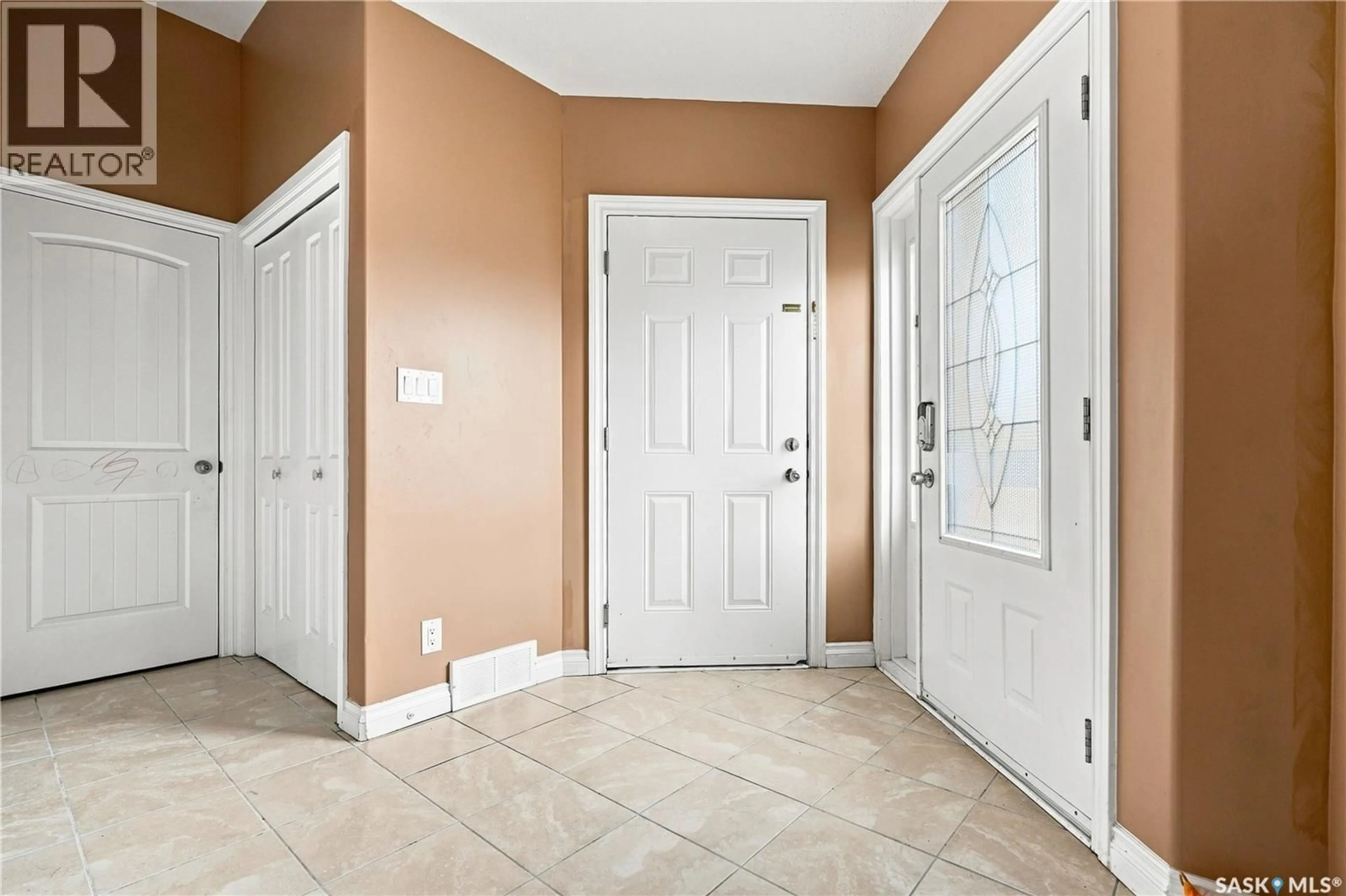 Indoor entryway for 18 118 HAMPTON CIRCLE, Saskatoon Saskatchewan S7R0C9