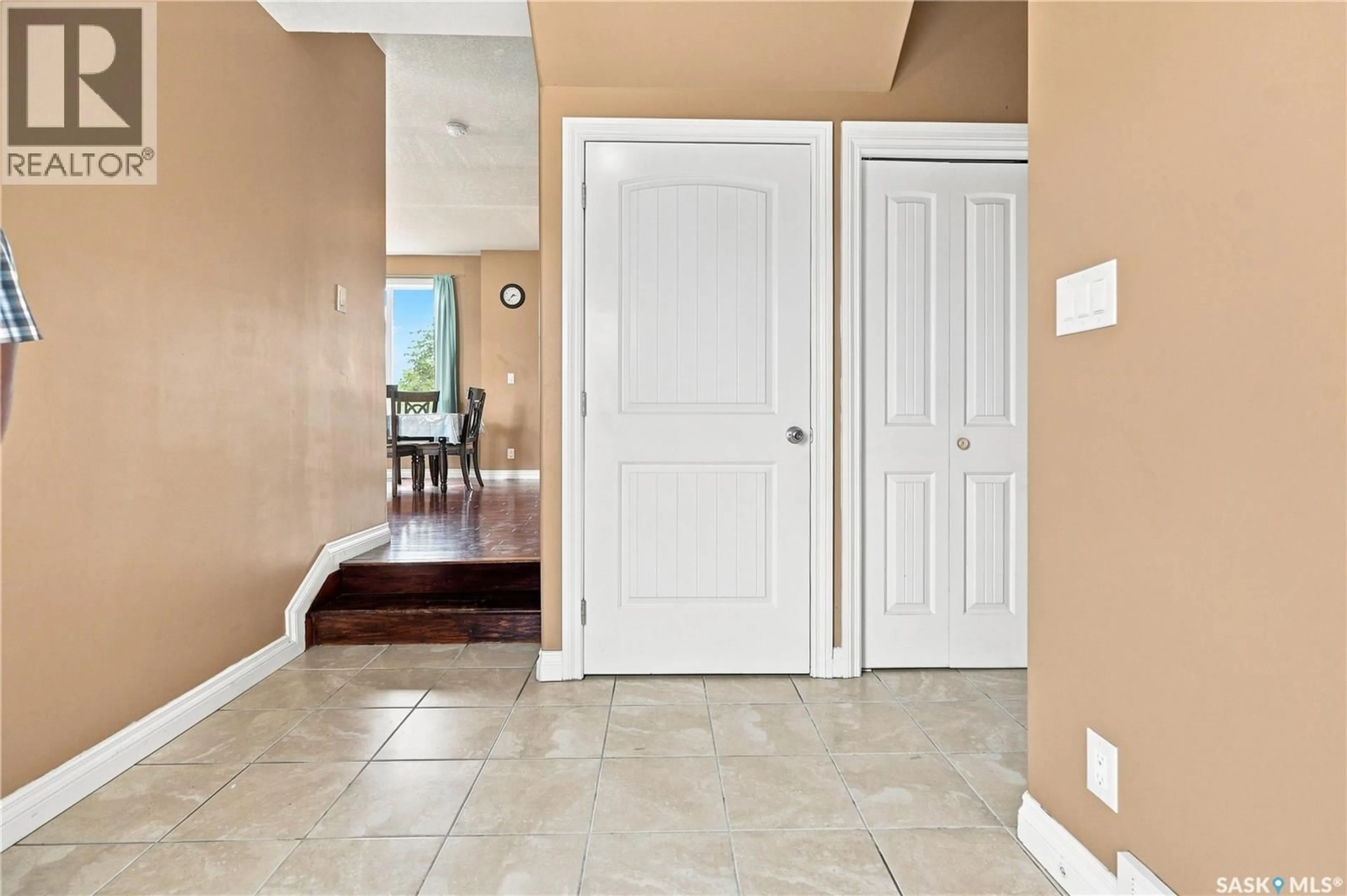 Indoor entryway for 18 118 HAMPTON CIRCLE, Saskatoon Saskatchewan S7R0C9