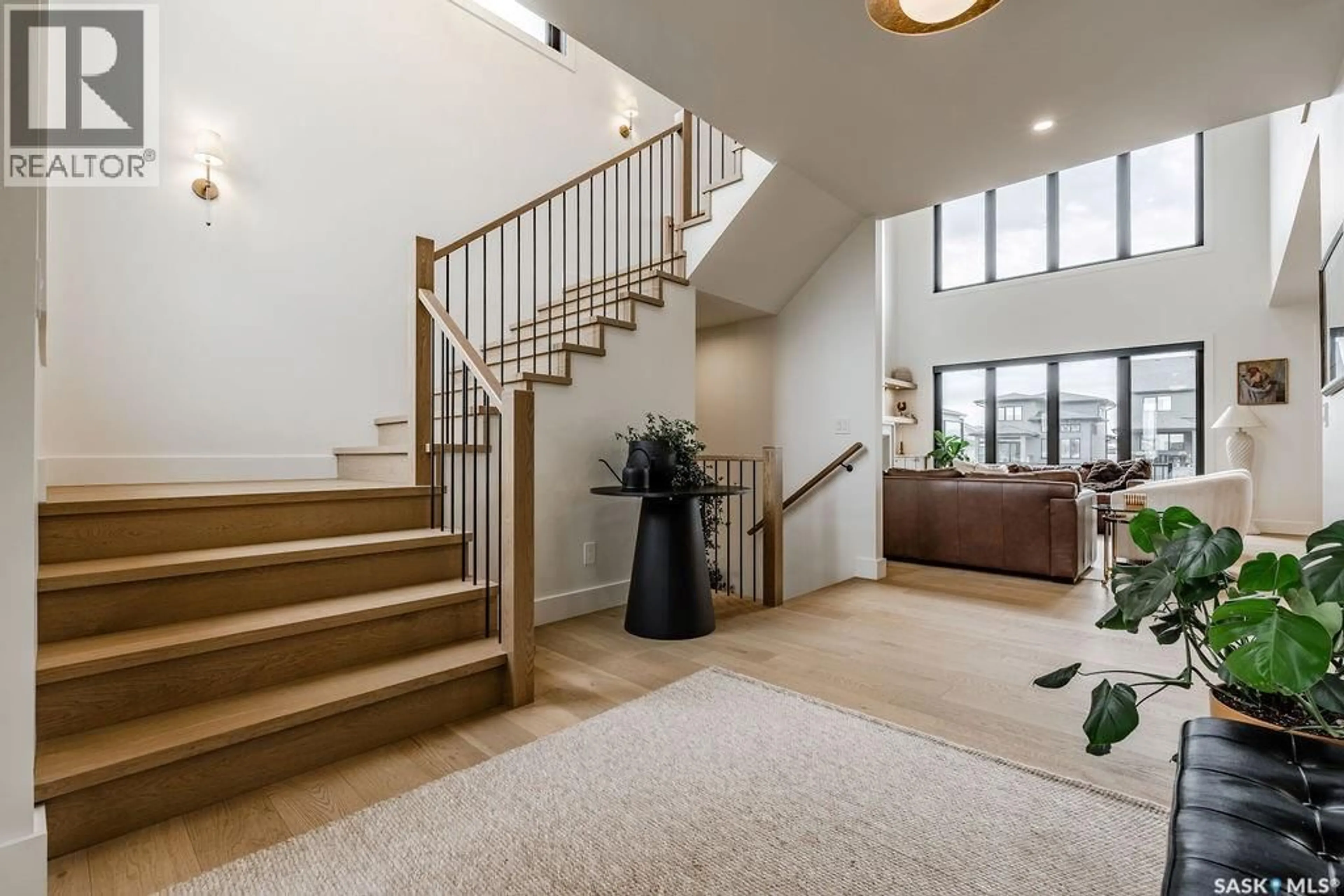 Indoor foyer for 656 PEPPER BEND, Saskatoon Saskatchewan S7V1T3