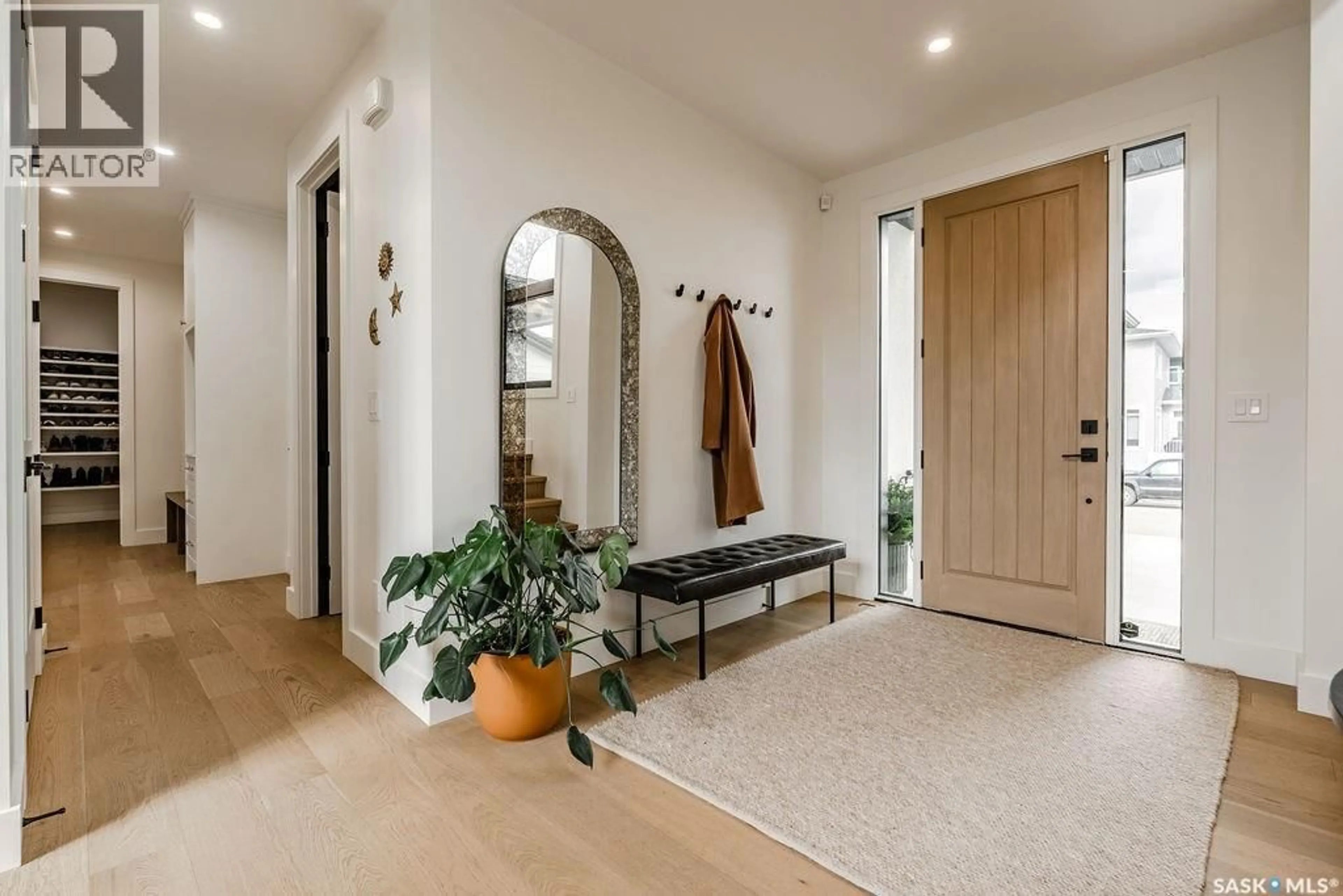 Indoor entryway for 656 PEPPER BEND, Saskatoon Saskatchewan S7V1T3