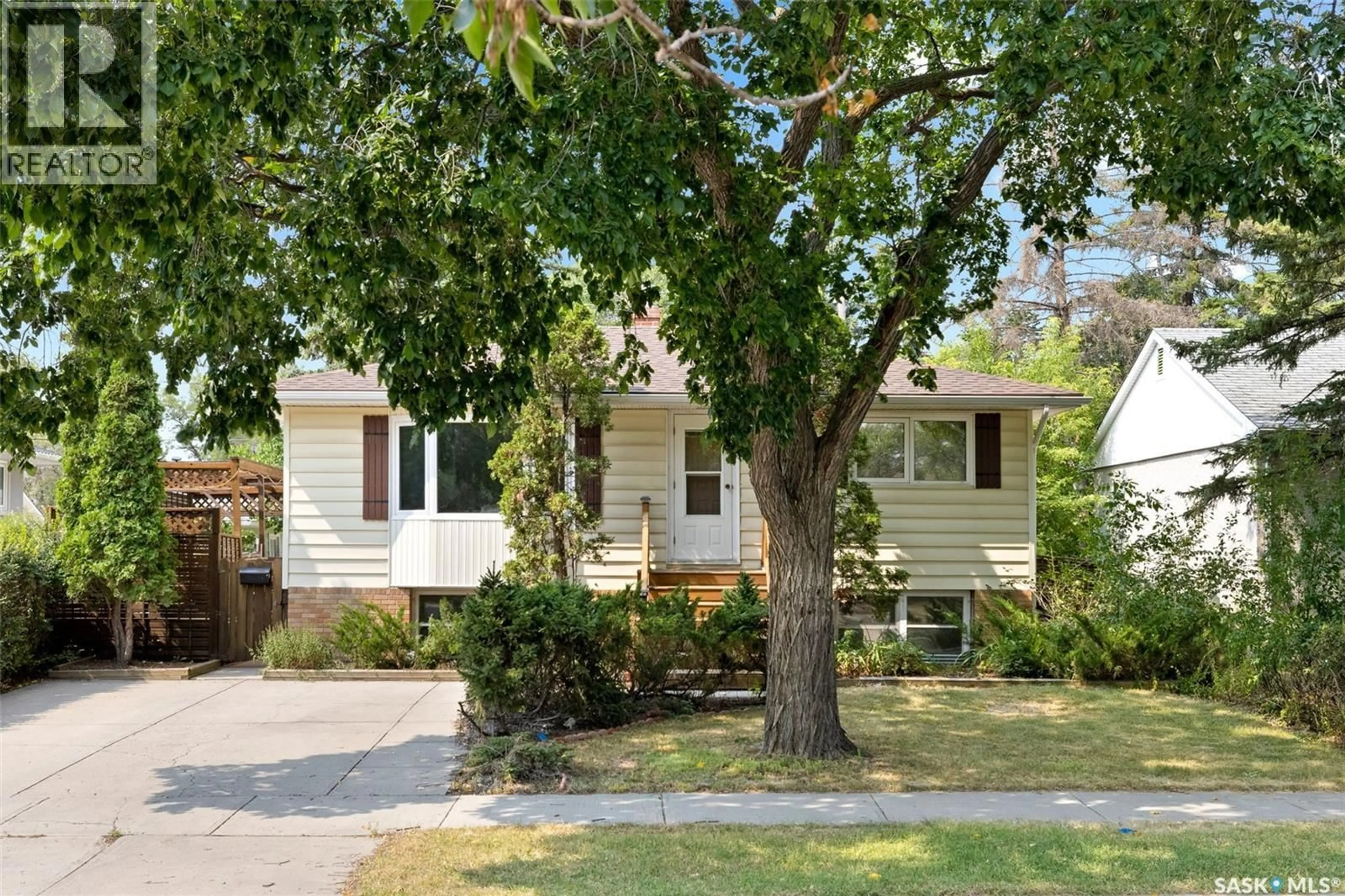 Home with vinyl exterior material, street for E - 616 BROADWAY AVENUE, Regina Saskatchewan S4N1A1