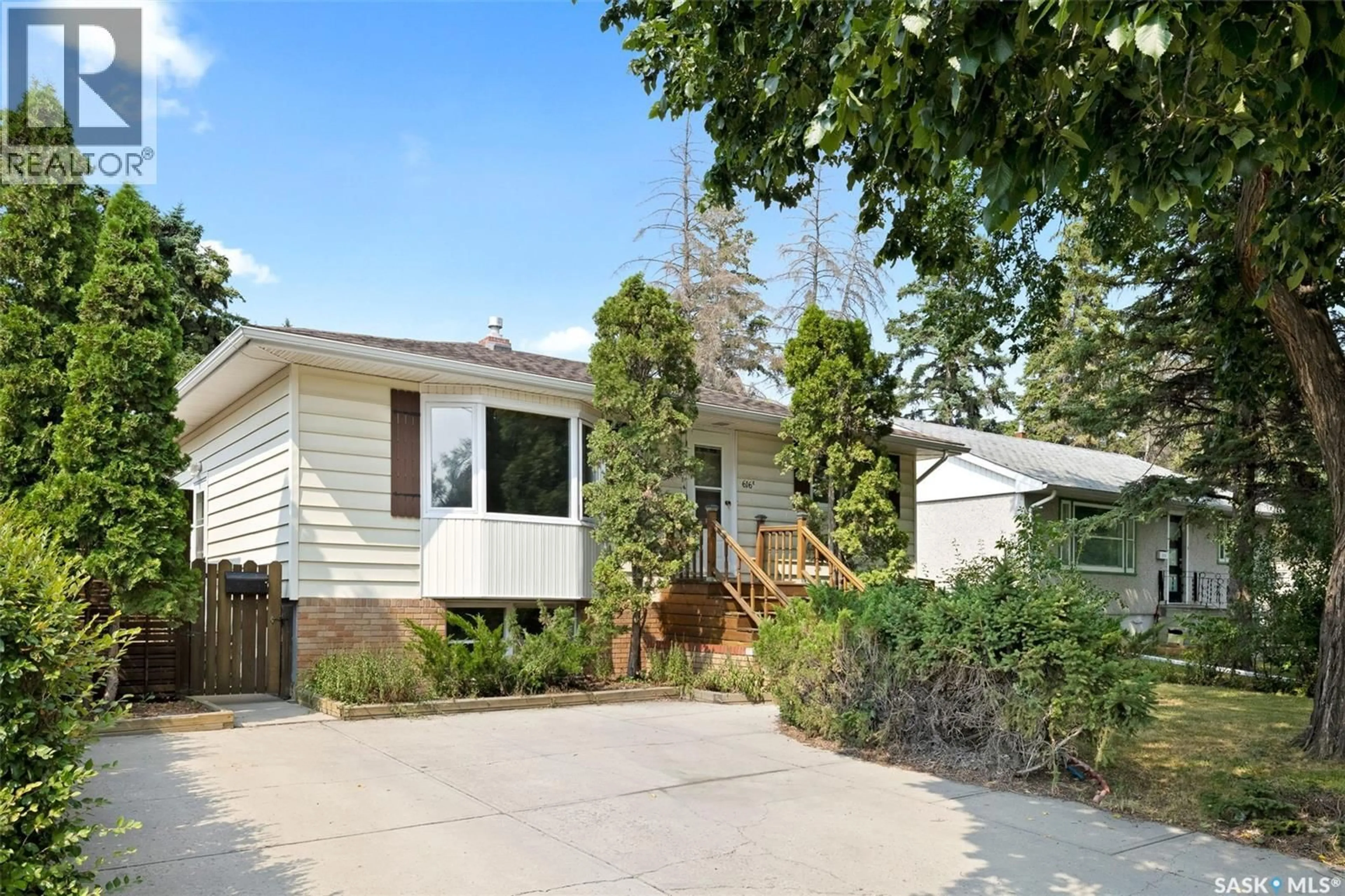 Home with vinyl exterior material, street for E - 616 BROADWAY AVENUE, Regina Saskatchewan S4N1A1