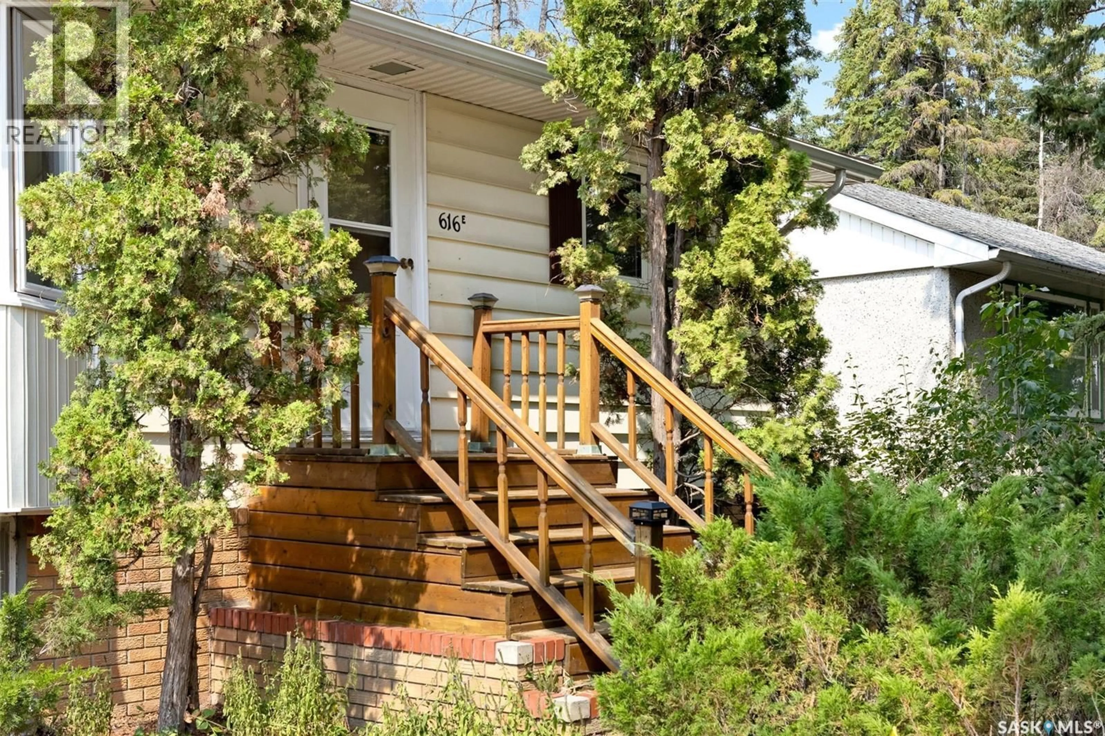 Stairs for E - 616 BROADWAY AVENUE, Regina Saskatchewan S4N1A1