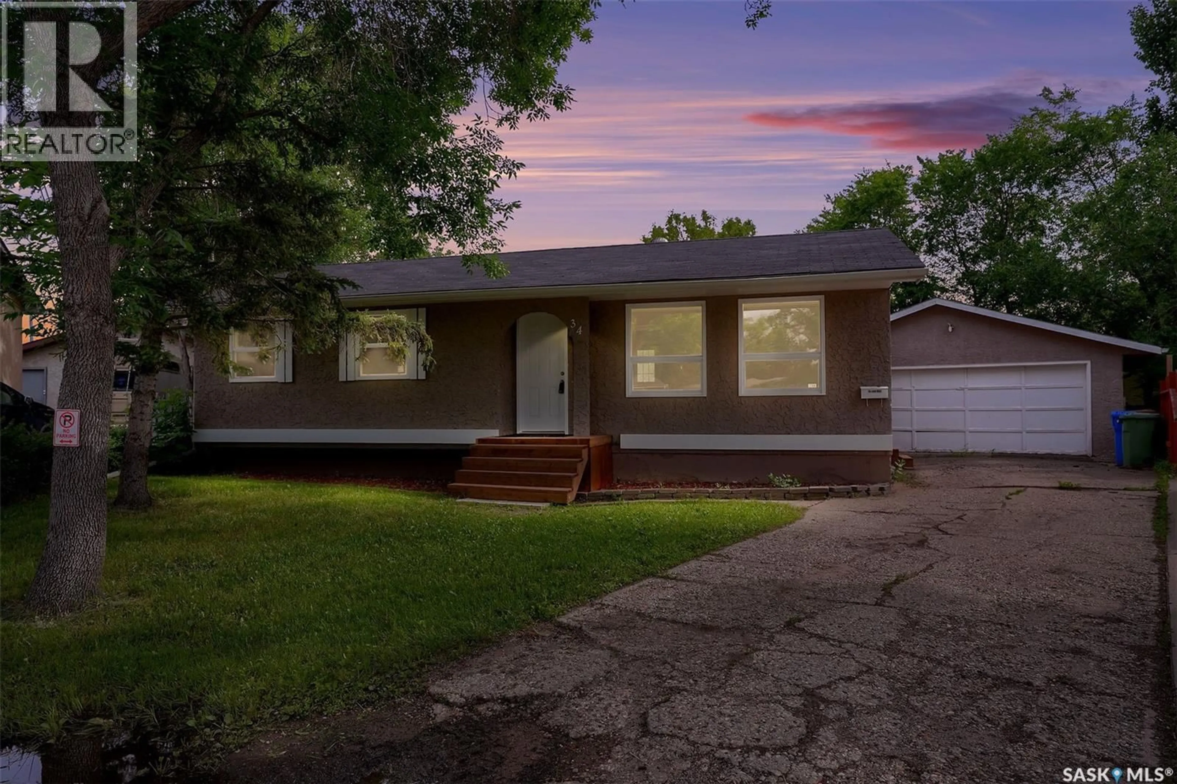 Home with vinyl exterior material, street for 34 ARMSTRONG BAY, Regina Saskatchewan S4N4G7