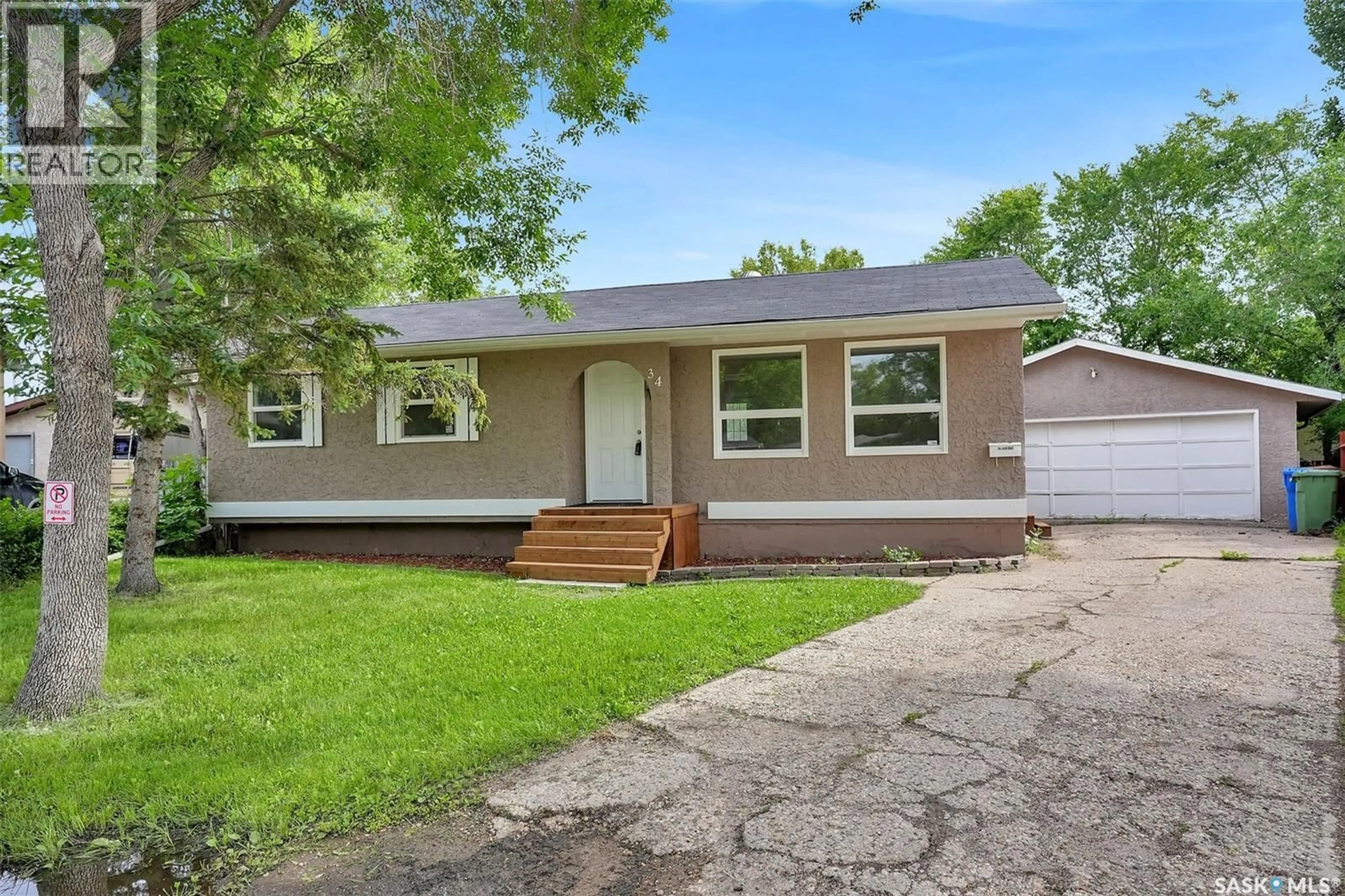 Home with vinyl exterior material, street for 34 ARMSTRONG BAY, Regina Saskatchewan S4N4G7