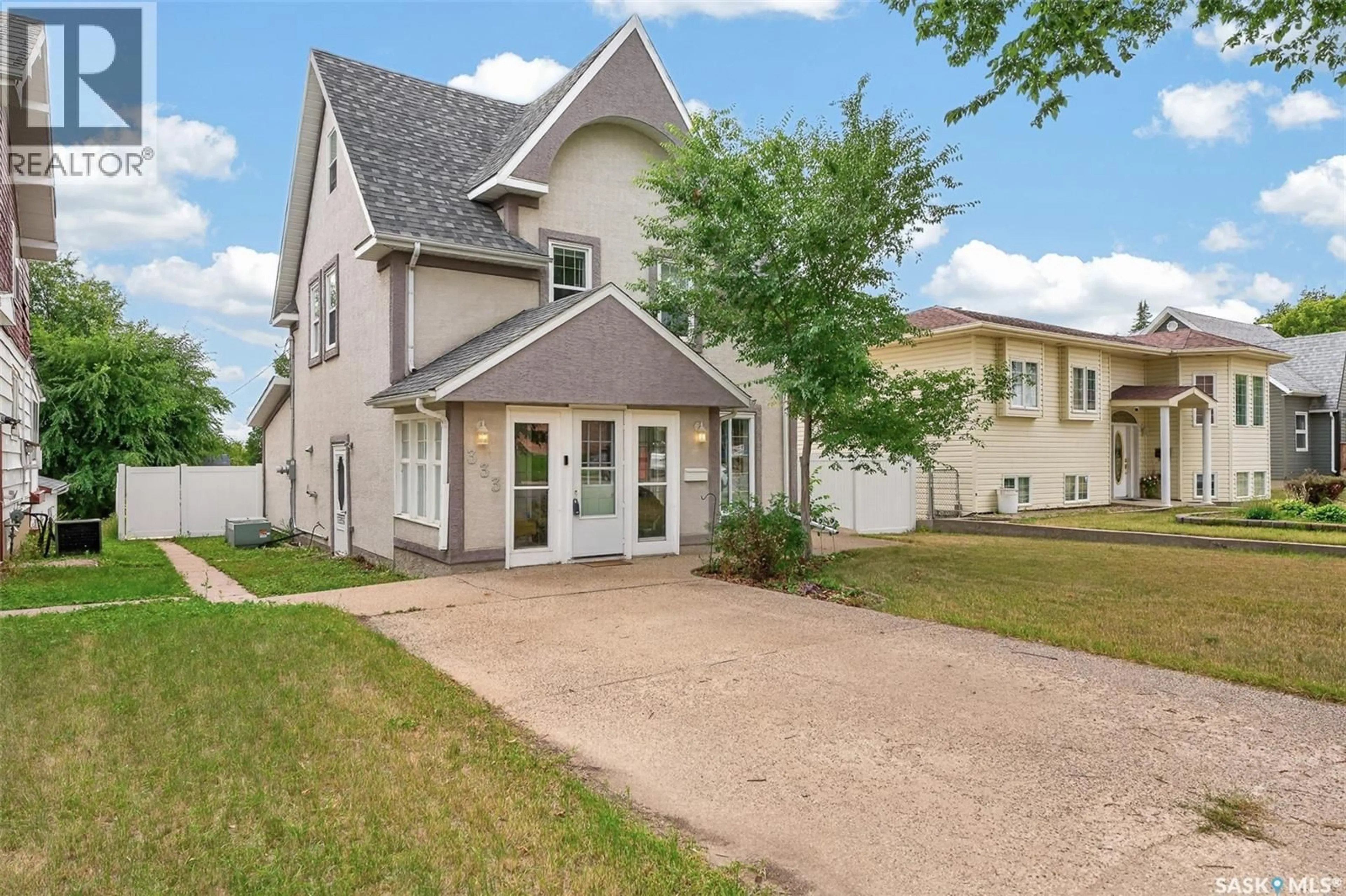 Home with vinyl exterior material, street for 333 OXFORD STREET, Moose Jaw Saskatchewan S6H2P1