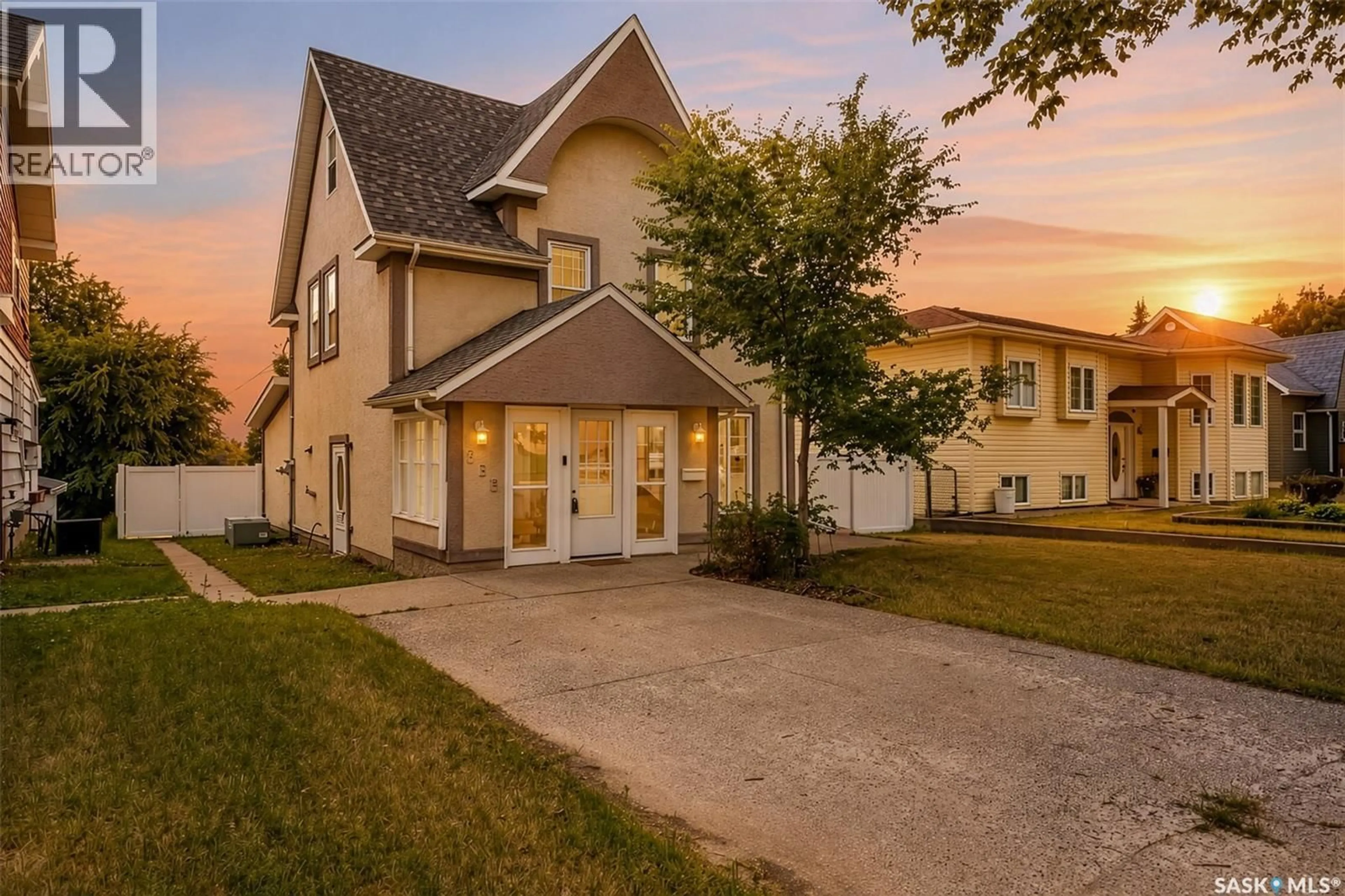 Home with vinyl exterior material, street for 333 OXFORD STREET, Moose Jaw Saskatchewan S6H2P1
