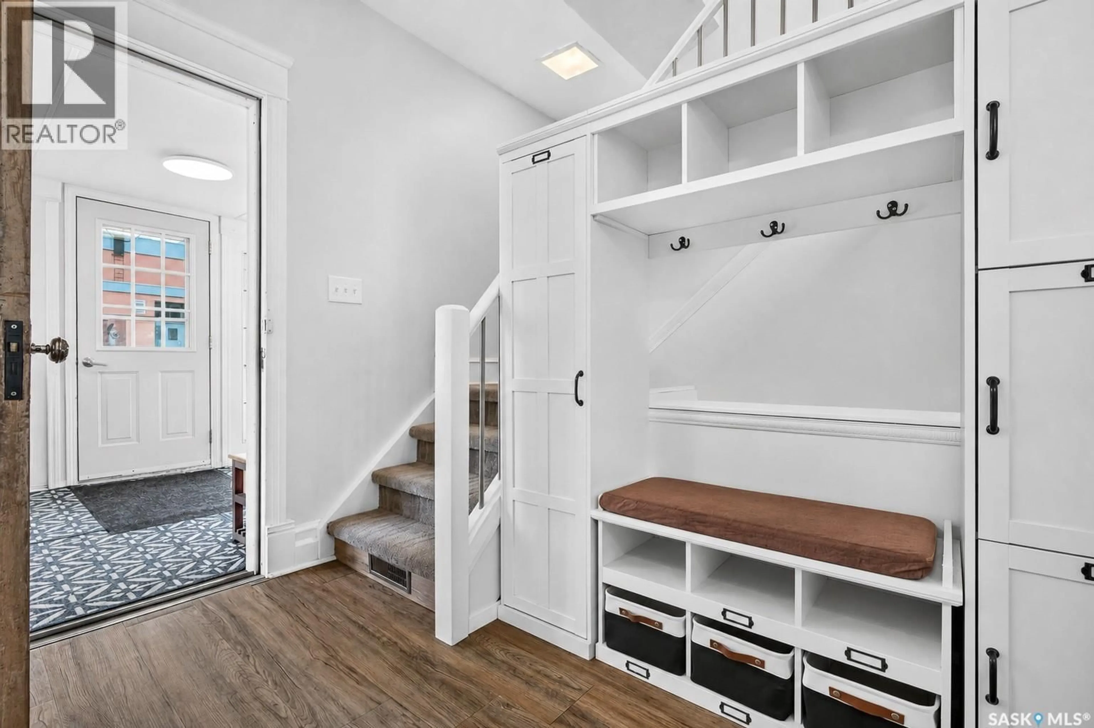 Indoor entryway for 333 OXFORD STREET, Moose Jaw Saskatchewan S6H2P1