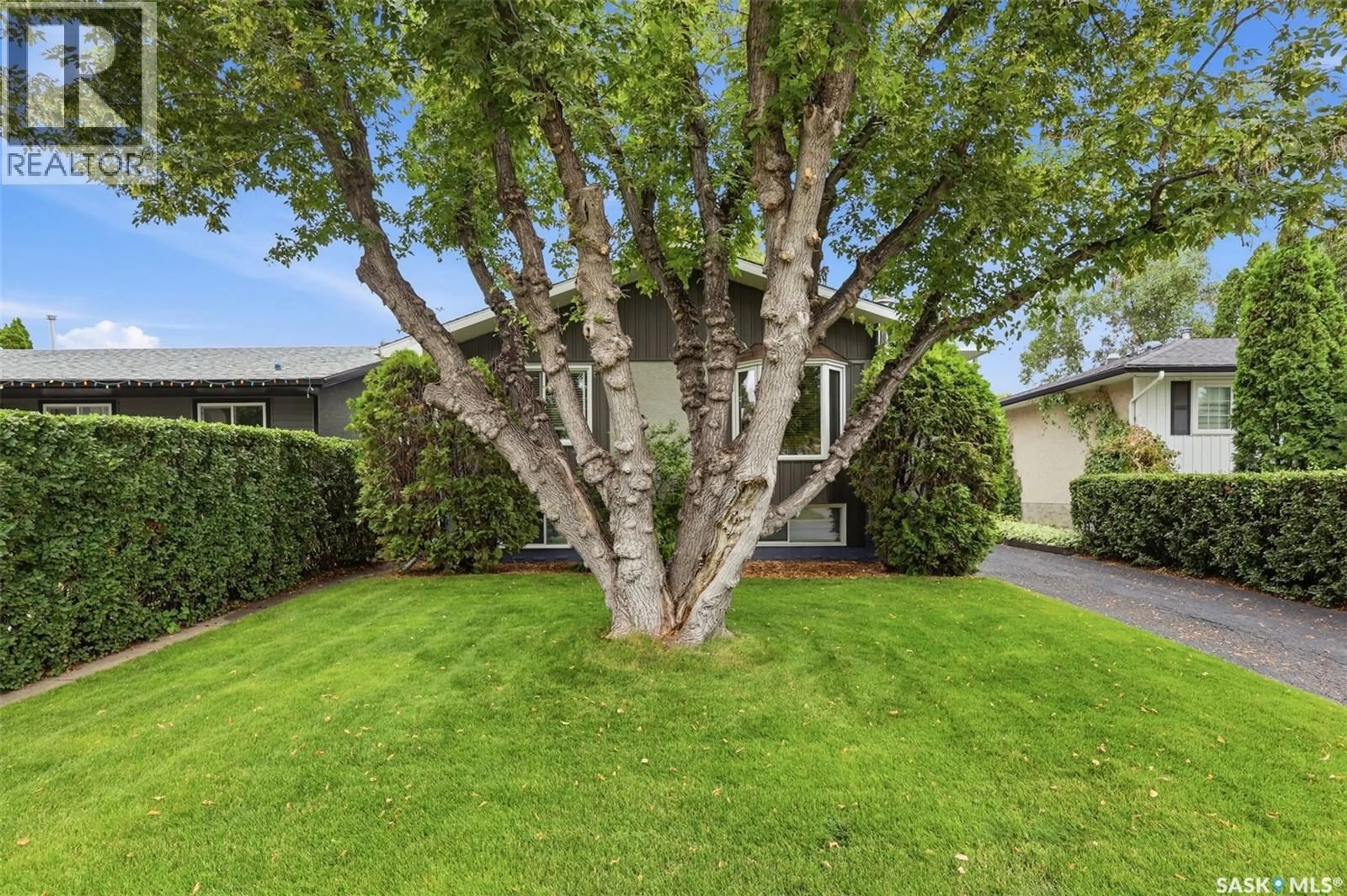 Patio, street for 210 LLOYD CRESCENT, Saskatoon Saskatchewan S7L4Z1