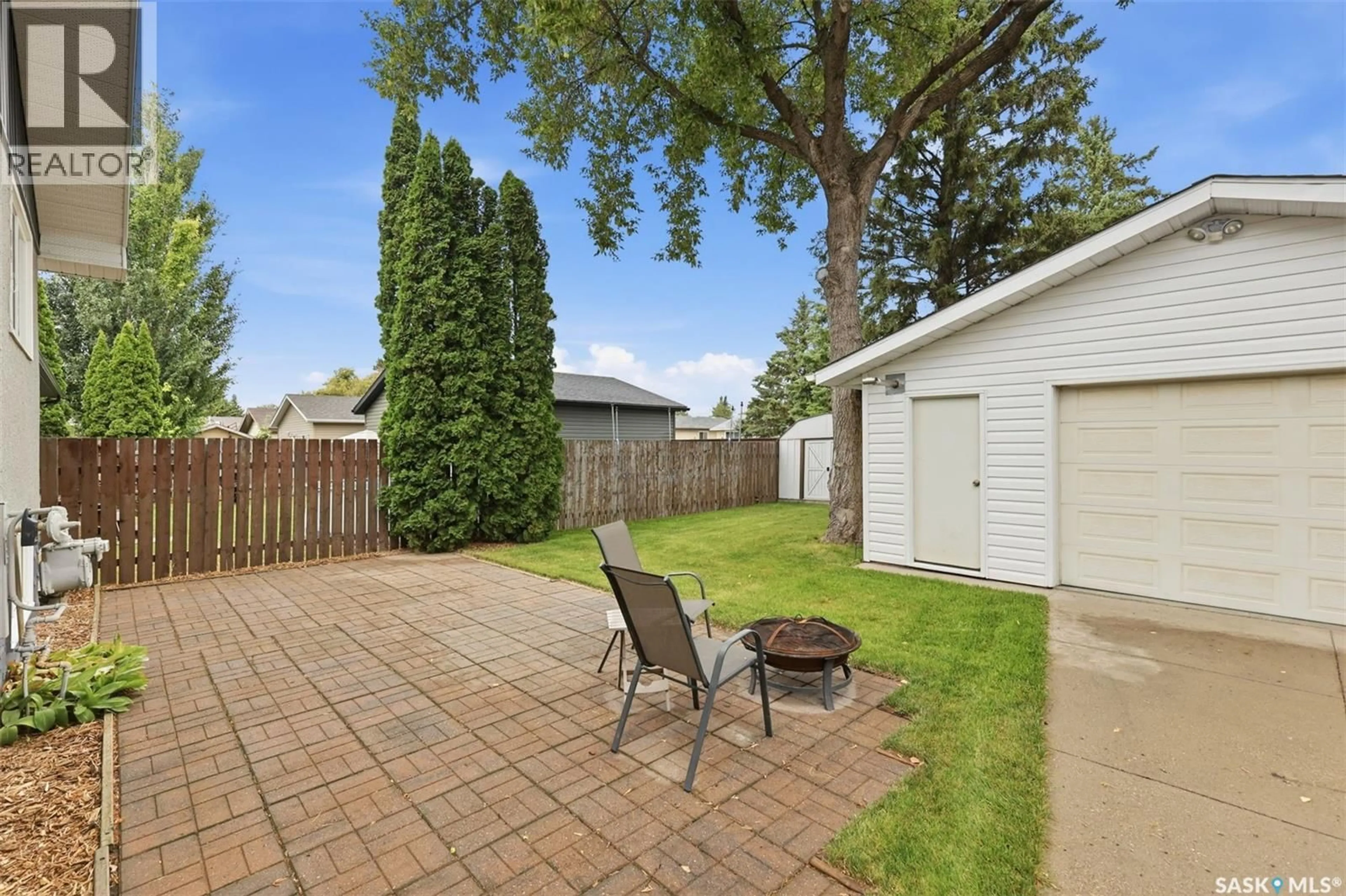 Patio, street for 210 LLOYD CRESCENT, Saskatoon Saskatchewan S7L4Z1