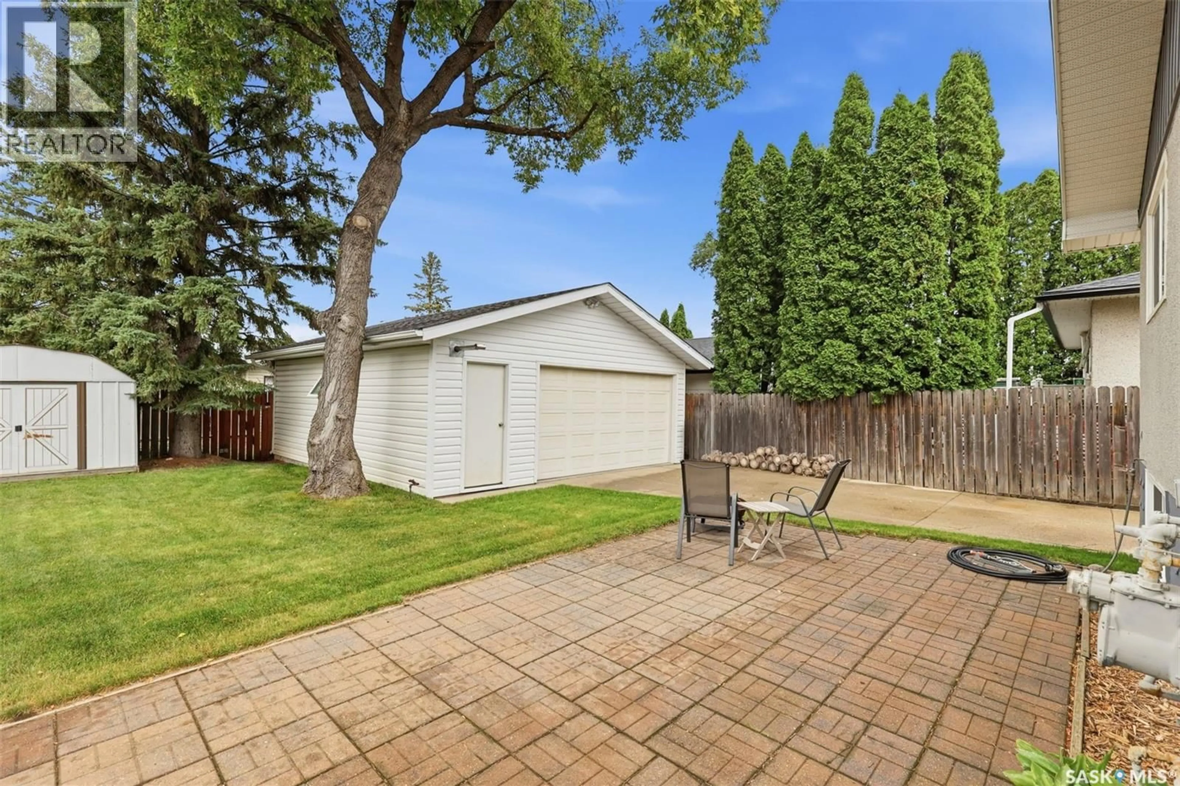 Patio, street for 210 LLOYD CRESCENT, Saskatoon Saskatchewan S7L4Z1