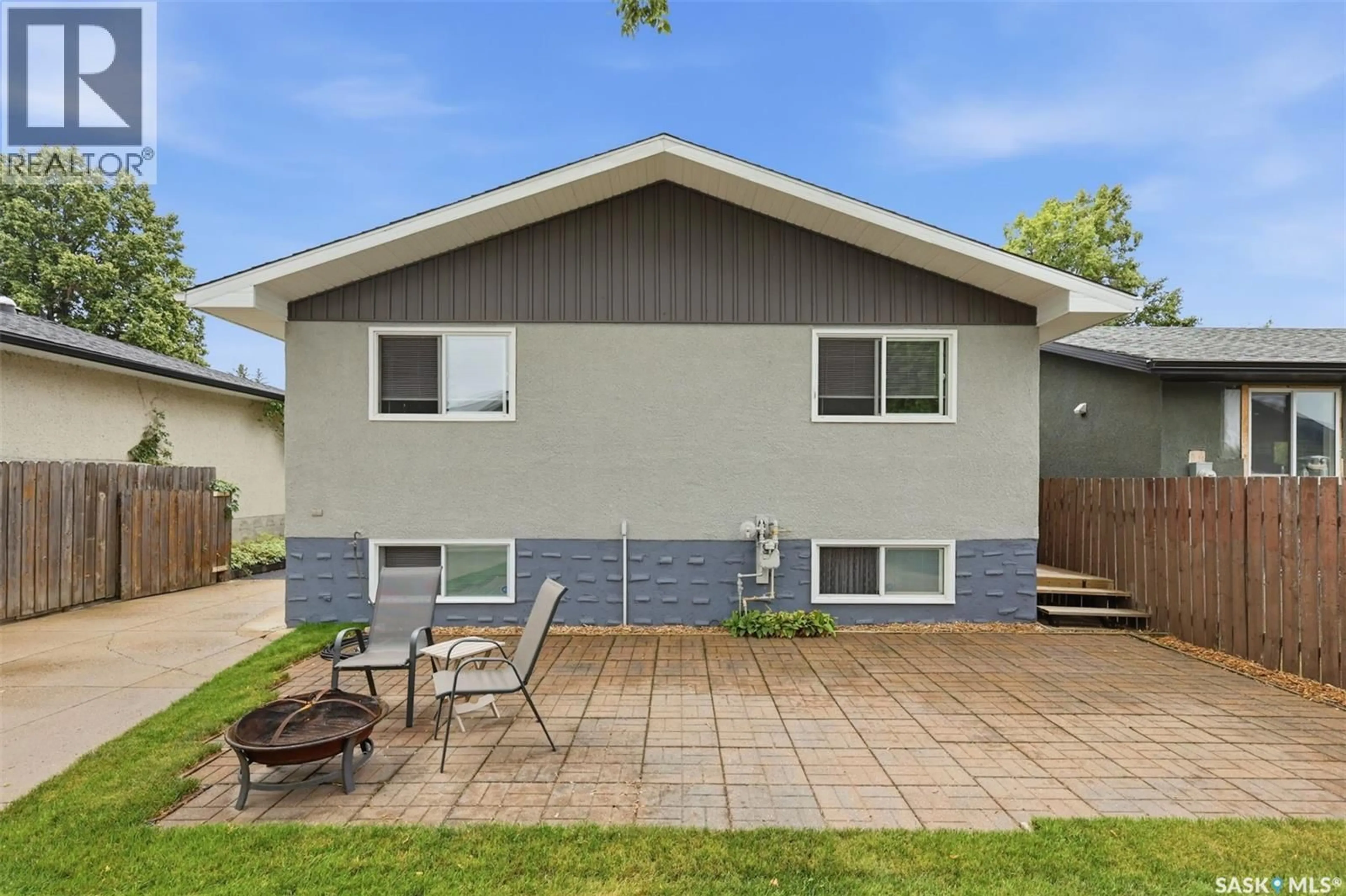 Home with vinyl exterior material, street for 210 LLOYD CRESCENT, Saskatoon Saskatchewan S7L4Z1