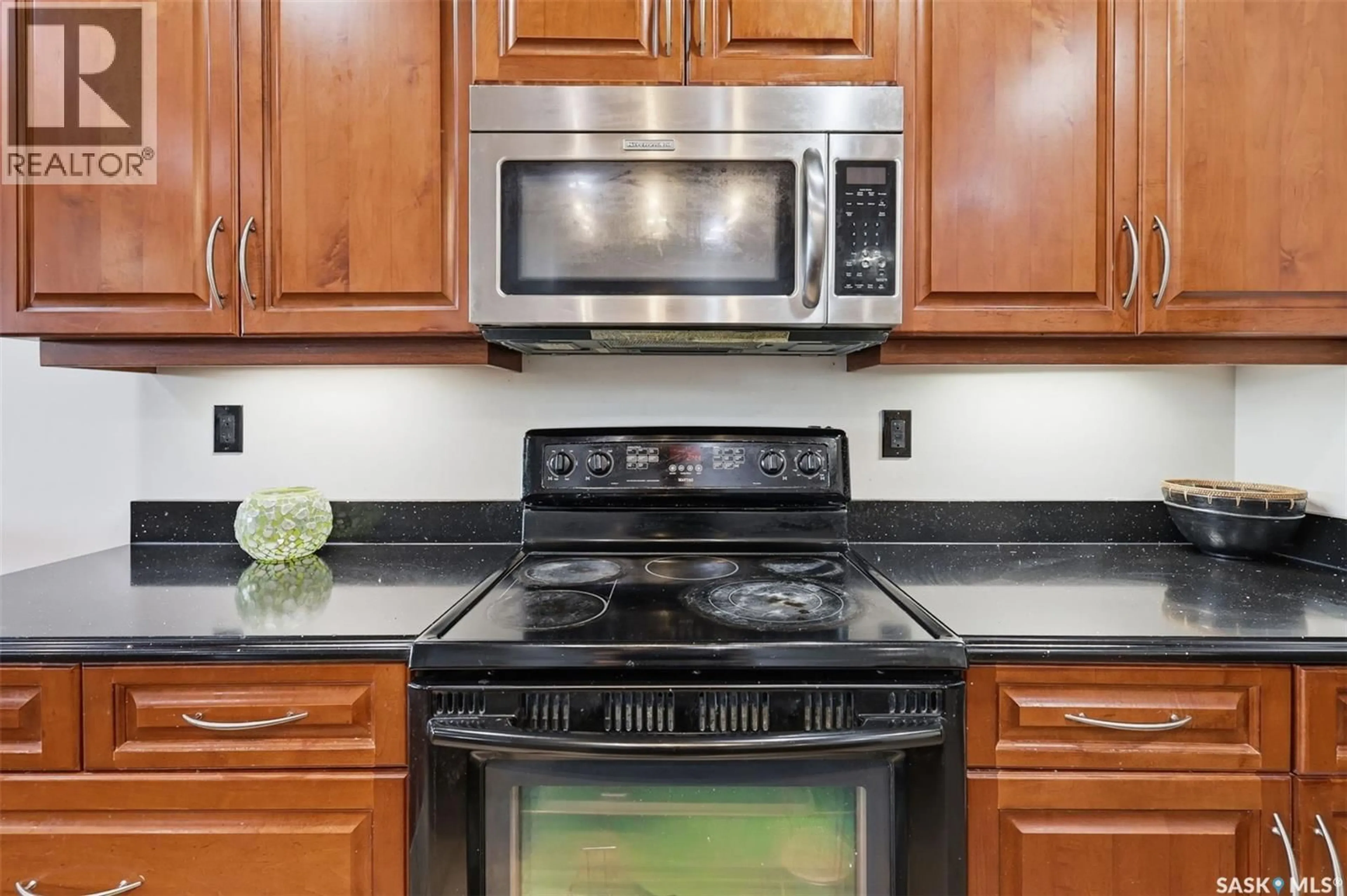 Standard kitchen, ceramic/tile floor for 206 MUZYKA ROAD, Saskatoon Saskatchewan S7W0G9