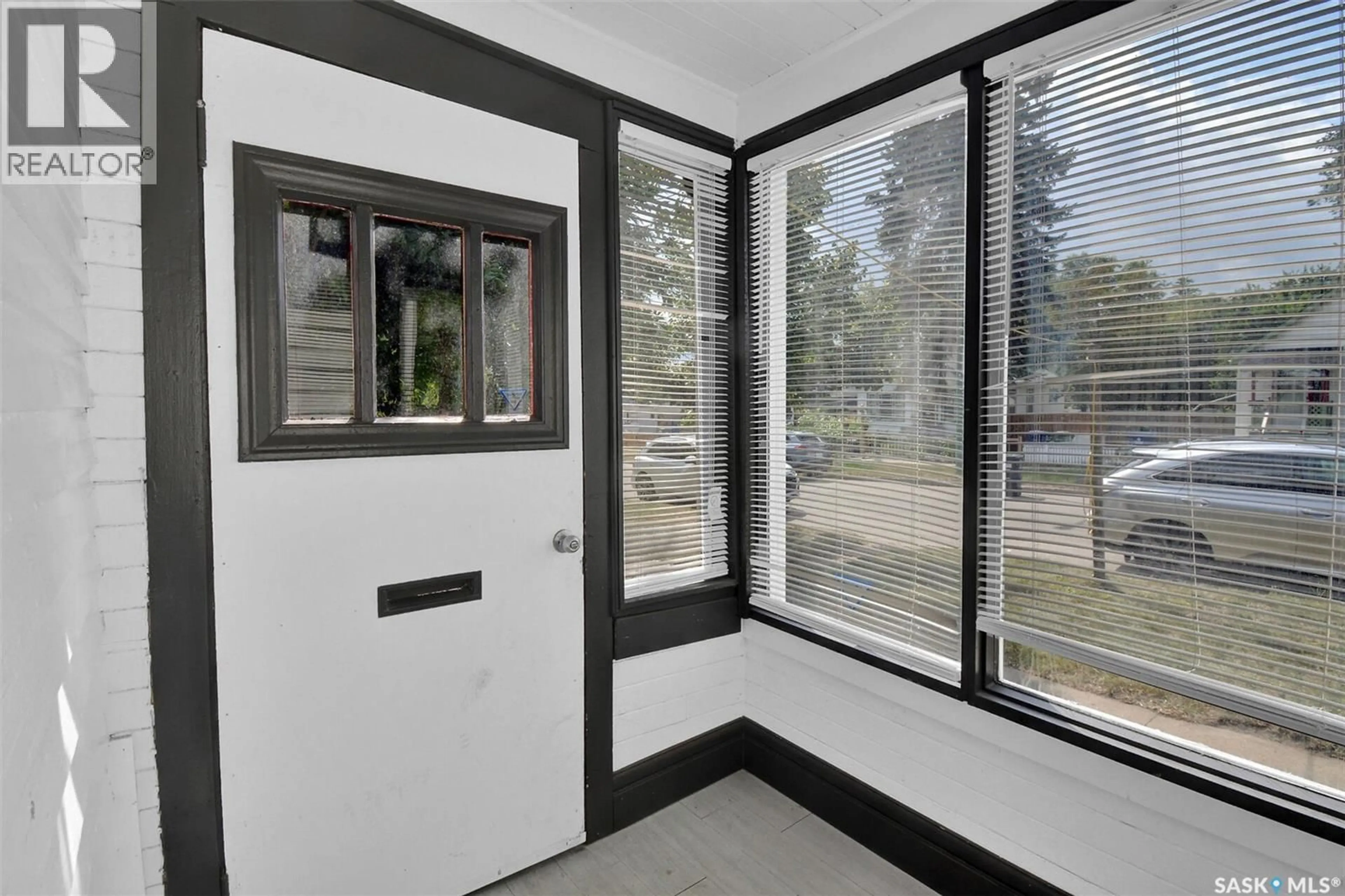 Indoor entryway for 310 J AVENUE, Saskatoon Saskatchewan S7L2K2