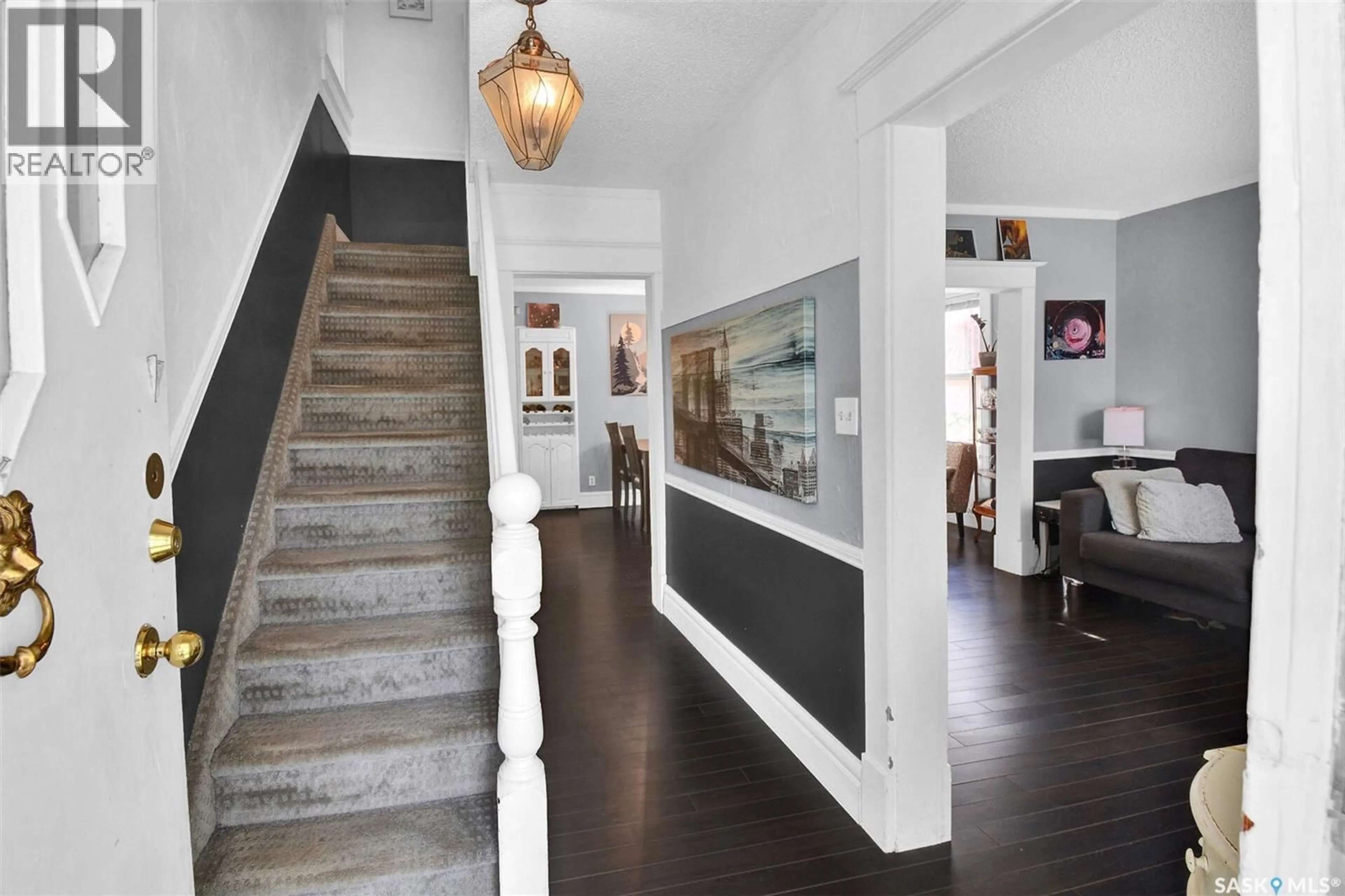 Indoor entryway for 310 J AVENUE, Saskatoon Saskatchewan S7L2K2