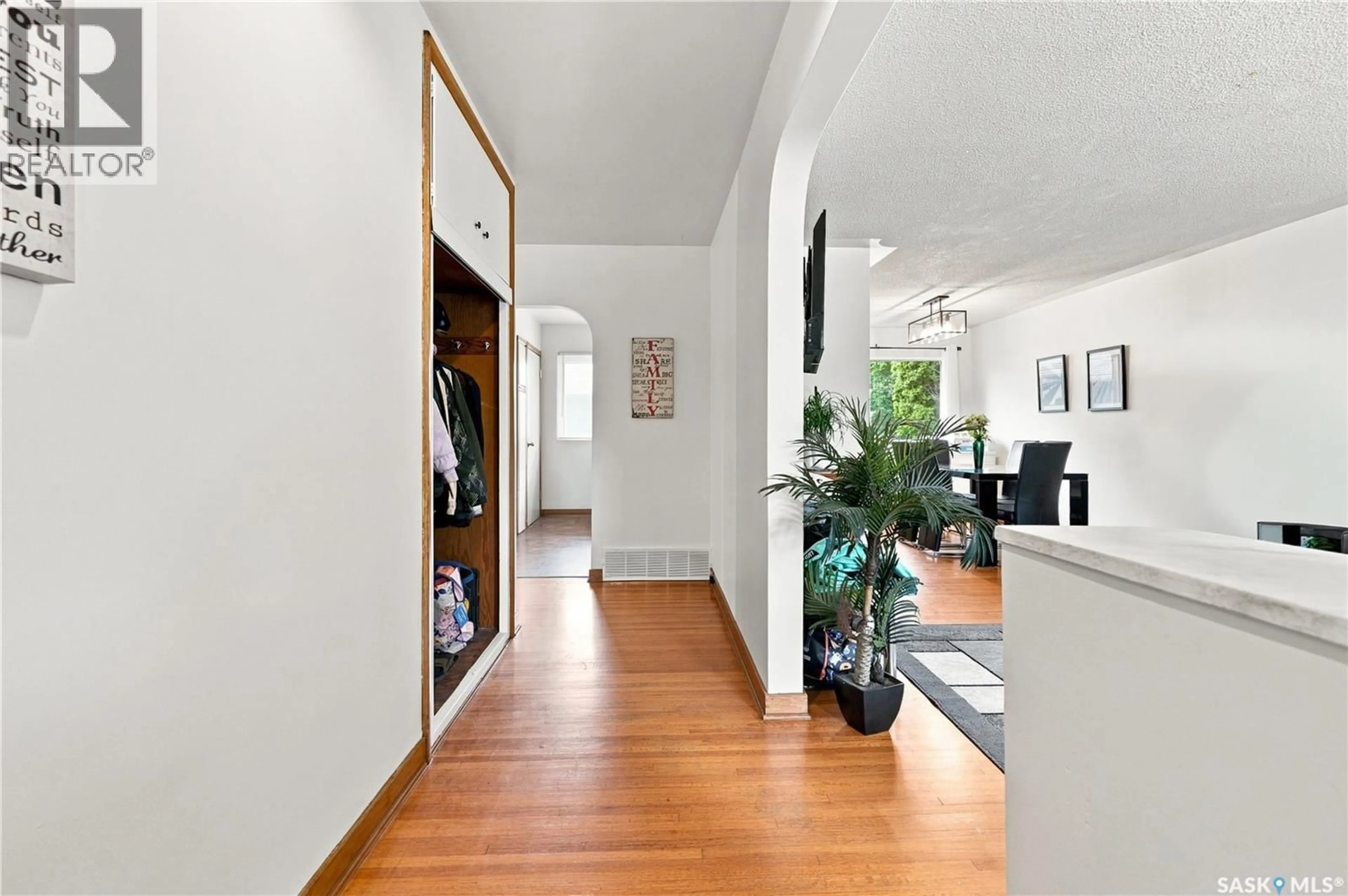 Indoor entryway for 2401 DUFFERIN AVENUE, Saskatoon Saskatchewan S7J1C3