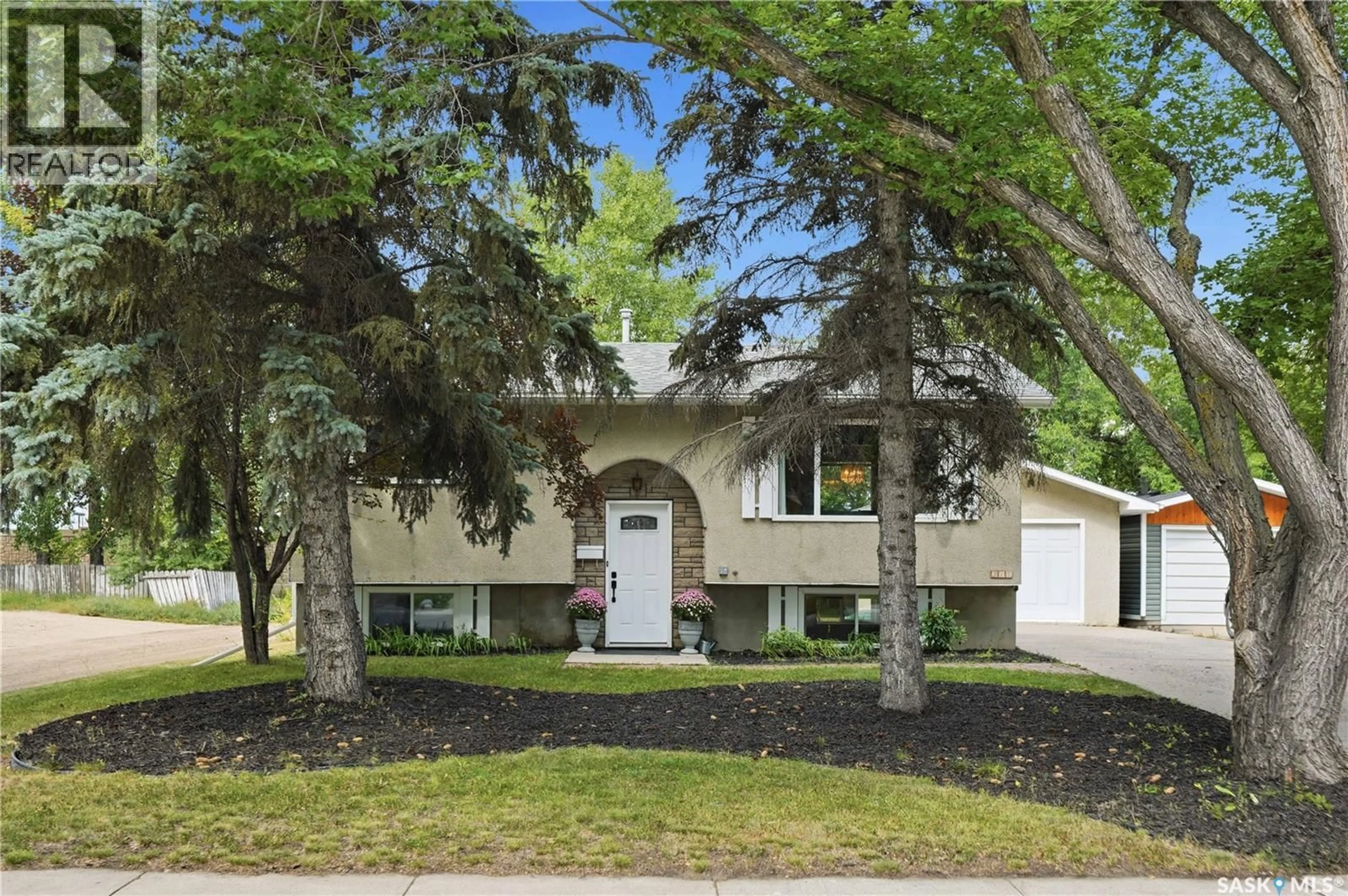 Home with vinyl exterior material, street for 317 SIMON FRASER CRESCENT, Saskatoon Saskatchewan S7H3T5