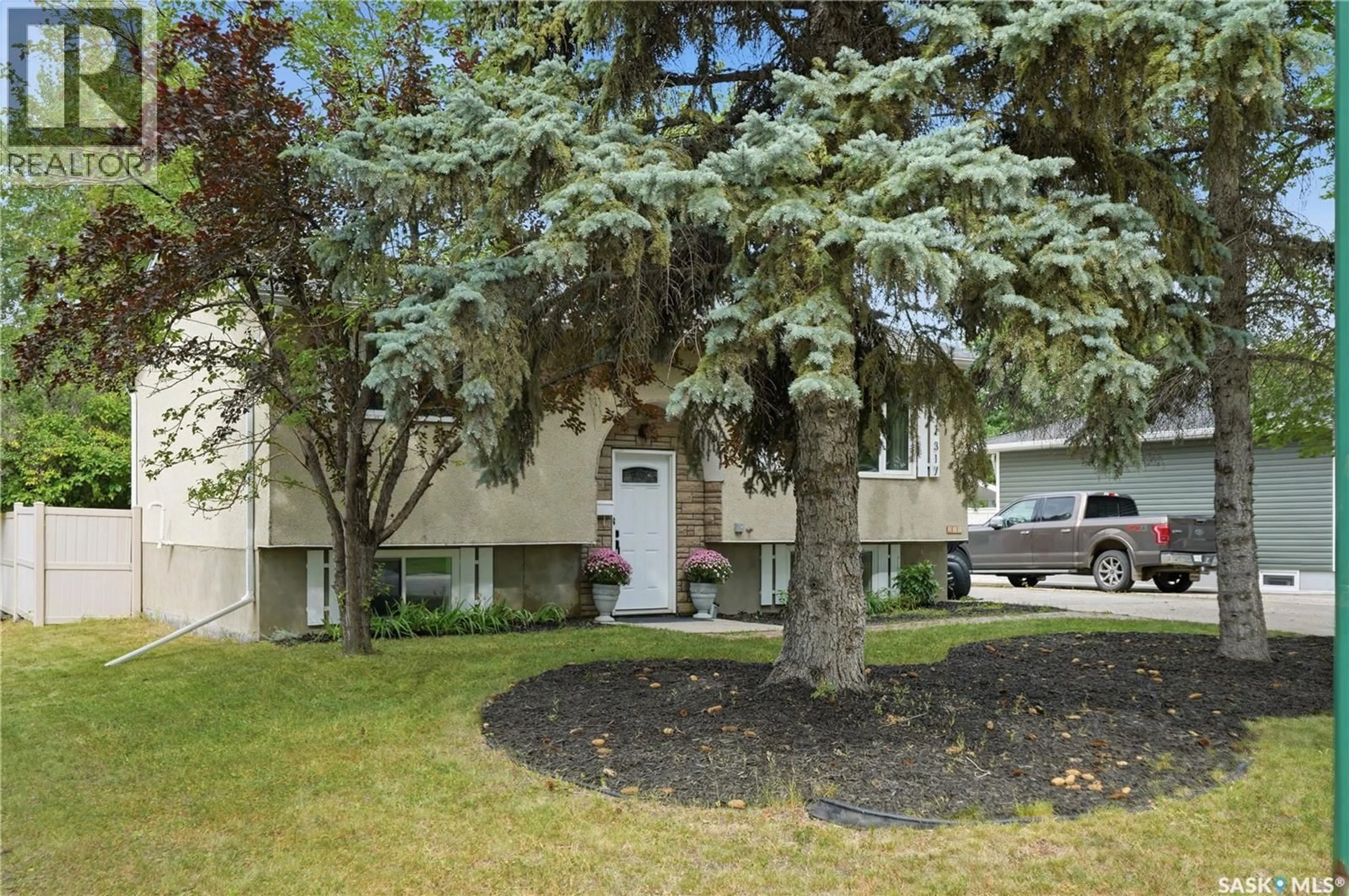 Home with vinyl exterior material, street for 317 SIMON FRASER CRESCENT, Saskatoon Saskatchewan S7H3T5