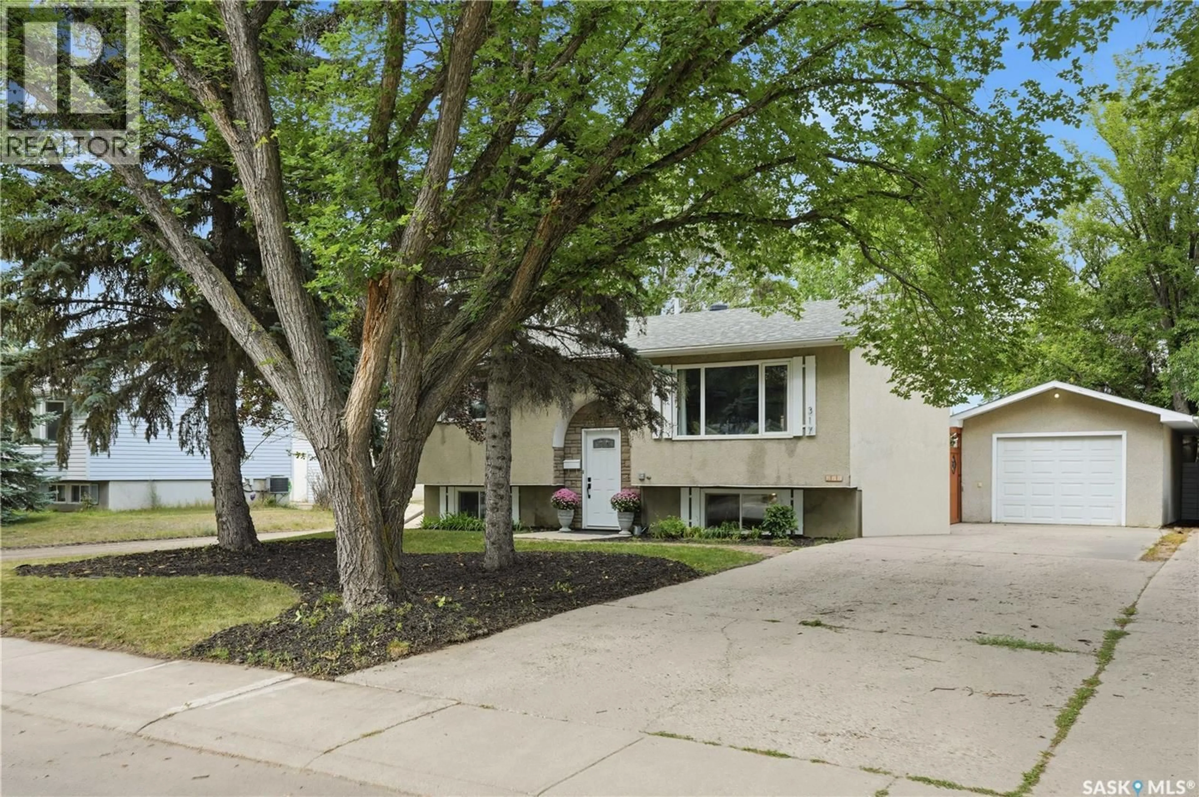 Home with vinyl exterior material, street for 317 SIMON FRASER CRESCENT, Saskatoon Saskatchewan S7H3T5