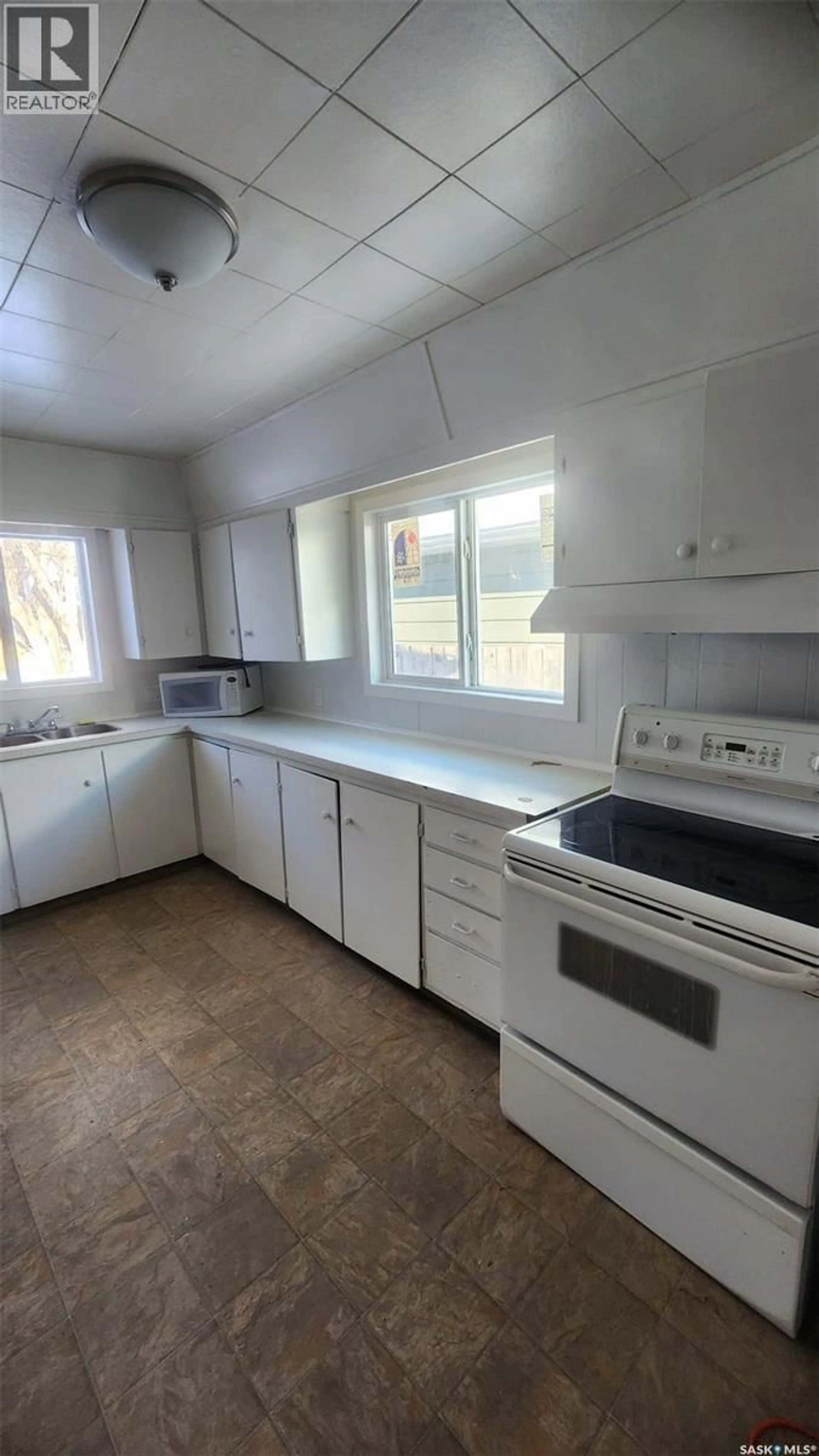 Standard kitchen, unknown for 308 26TH STREET, Saskatoon Saskatchewan S7L0H7