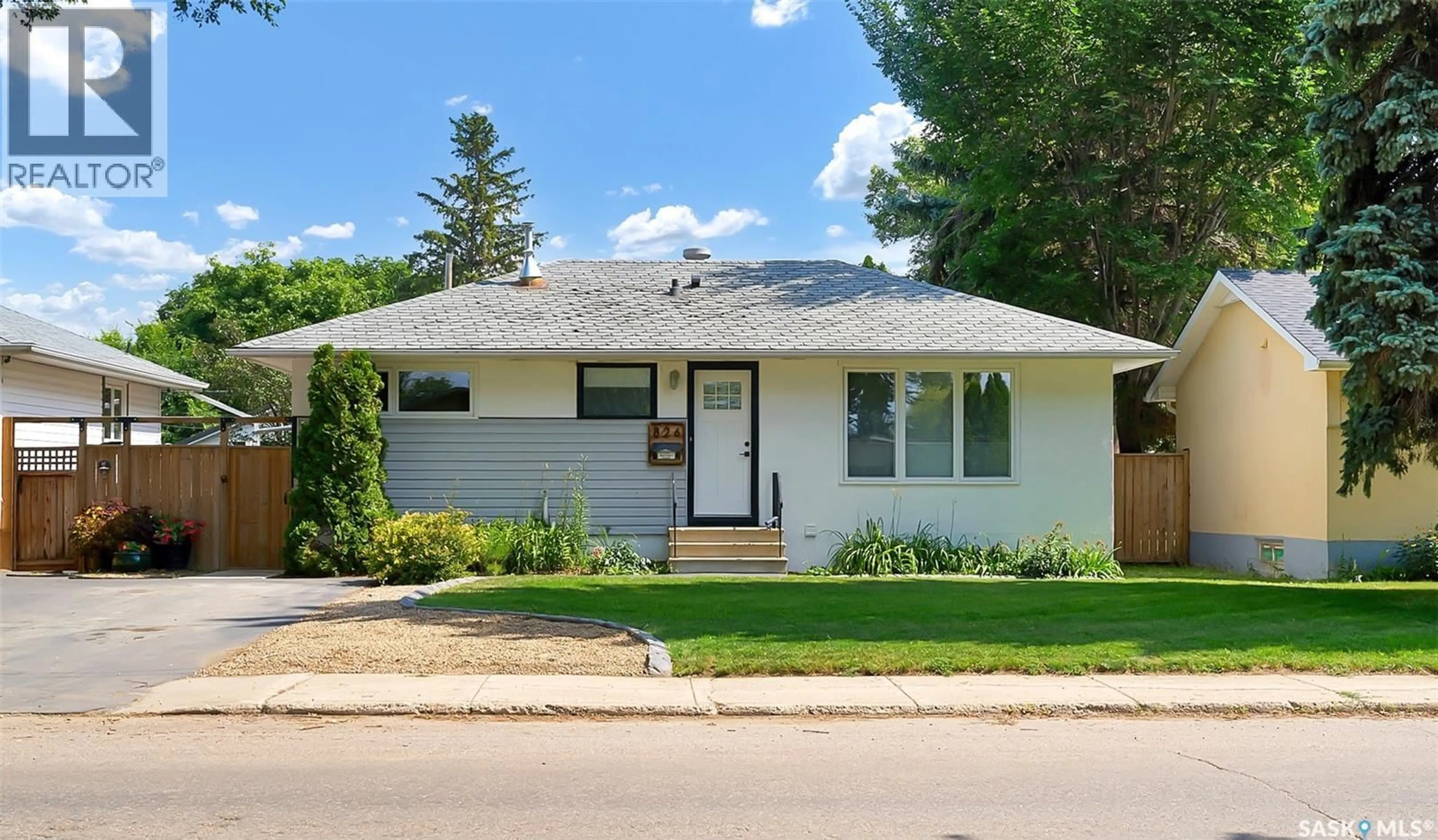 Home with vinyl exterior material, street for 826 W AVENUE N, Saskatoon Saskatchewan S7L3H4