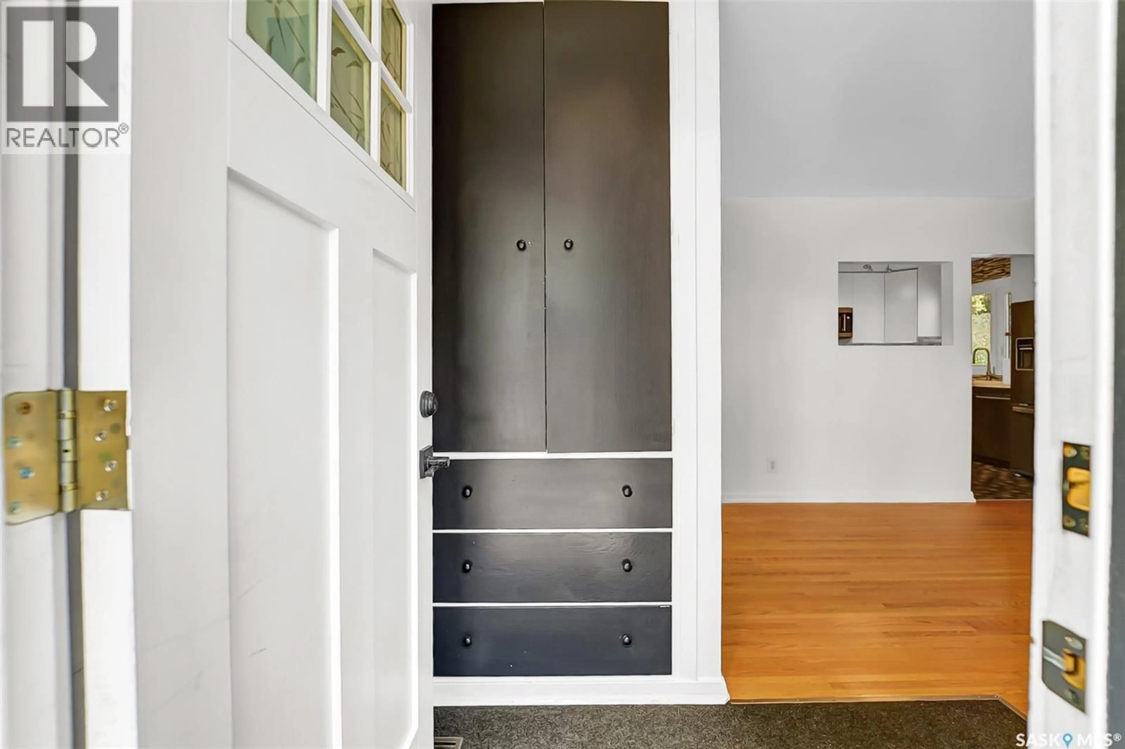 Indoor entryway for 826 W AVENUE N, Saskatoon Saskatchewan S7L3H4