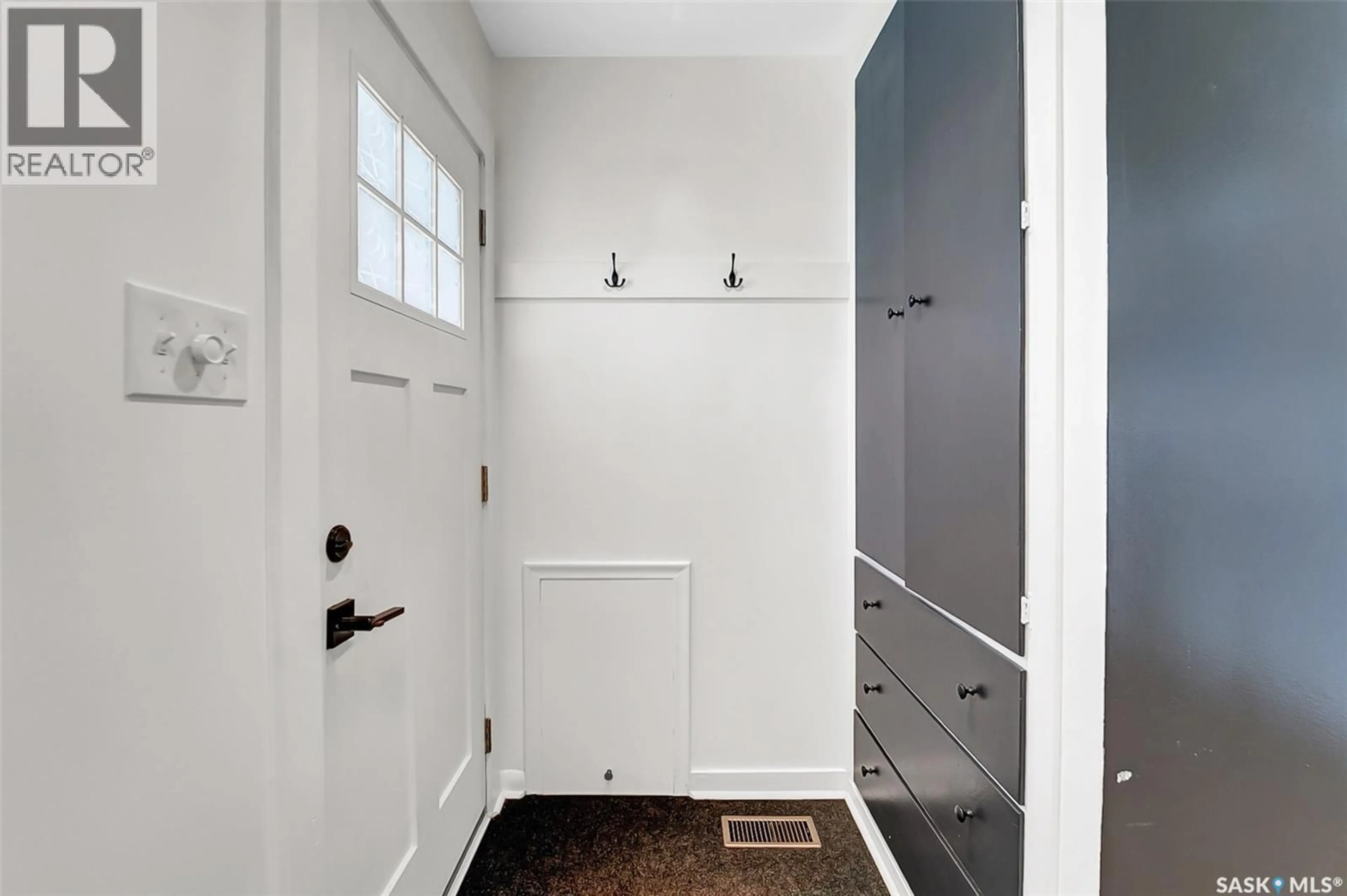 Indoor entryway for 826 W AVENUE N, Saskatoon Saskatchewan S7L3H4
